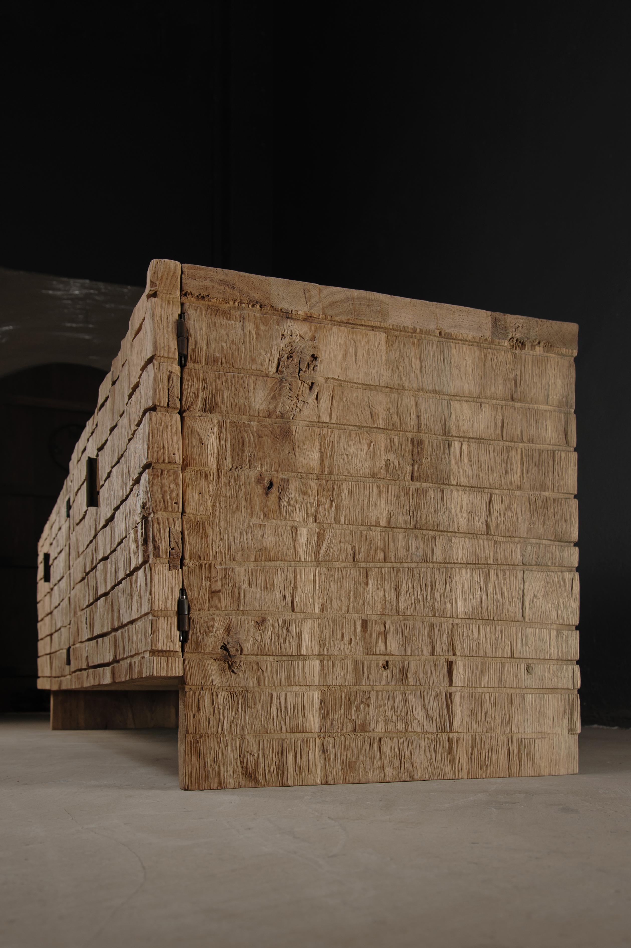 Credenza scultorea contemporanea in rovere massiccio, con texture chiara e a scacchiera In condizioni Nuovo in vendita a Paris, IDF
