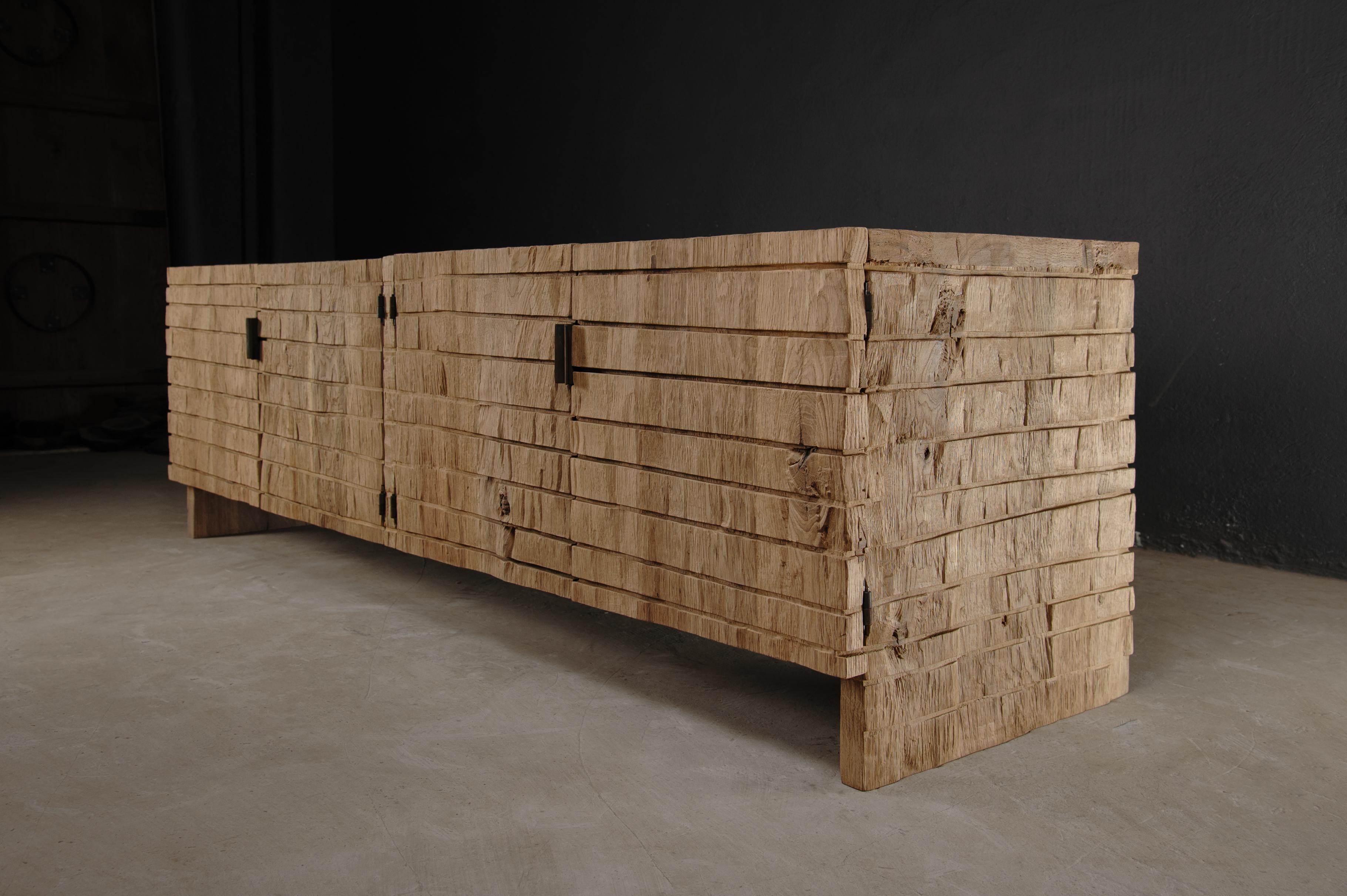 XXI secolo e contemporaneo Credenza scultorea contemporanea in rovere massiccio, con texture chiara e a scacchiera in vendita
