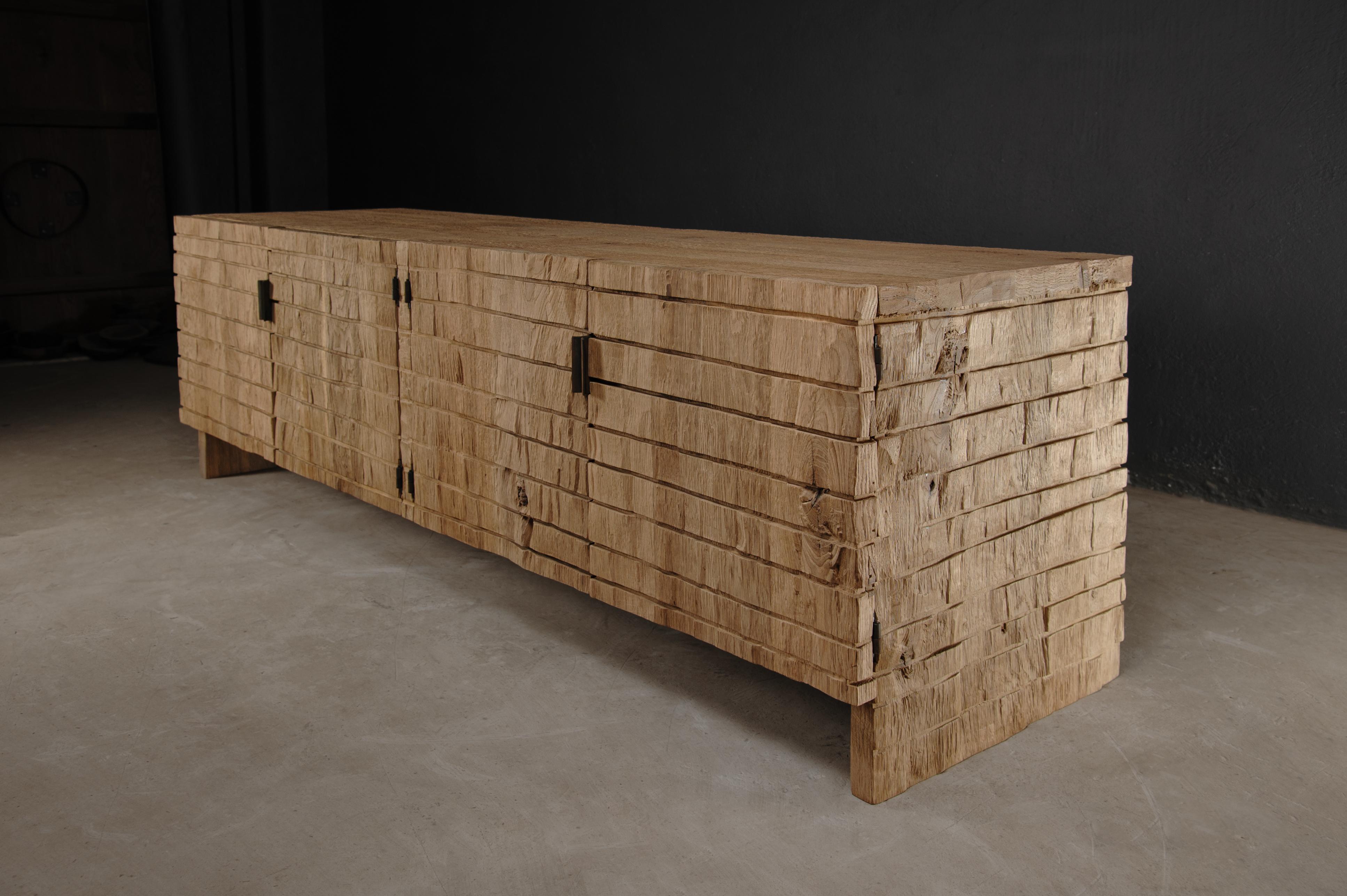 Quercia Credenza scultorea contemporanea in rovere massiccio, con texture chiara e a scacchiera in vendita