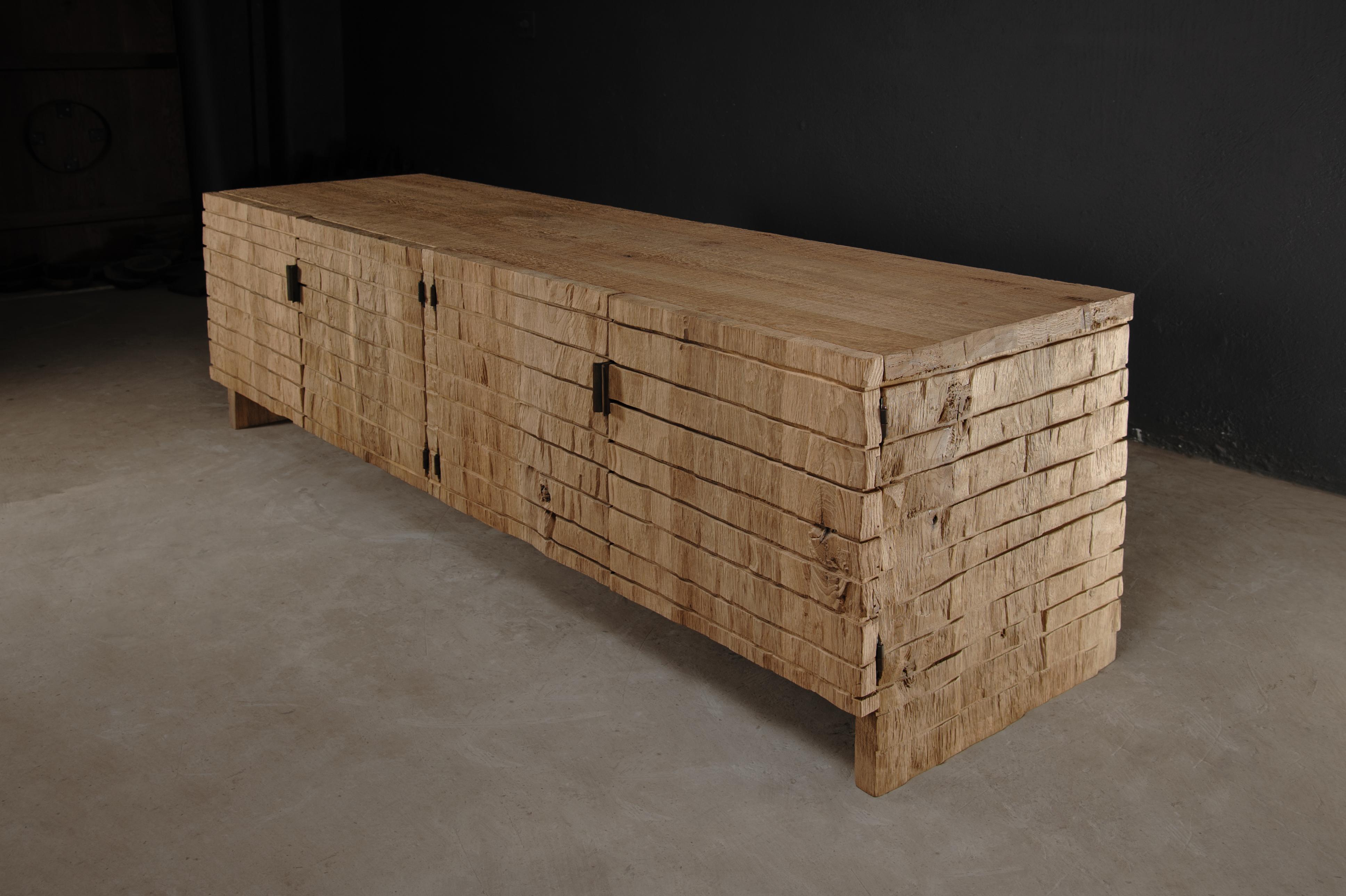 Credenza scultorea contemporanea in rovere massiccio, con texture chiara e a scacchiera in vendita 1