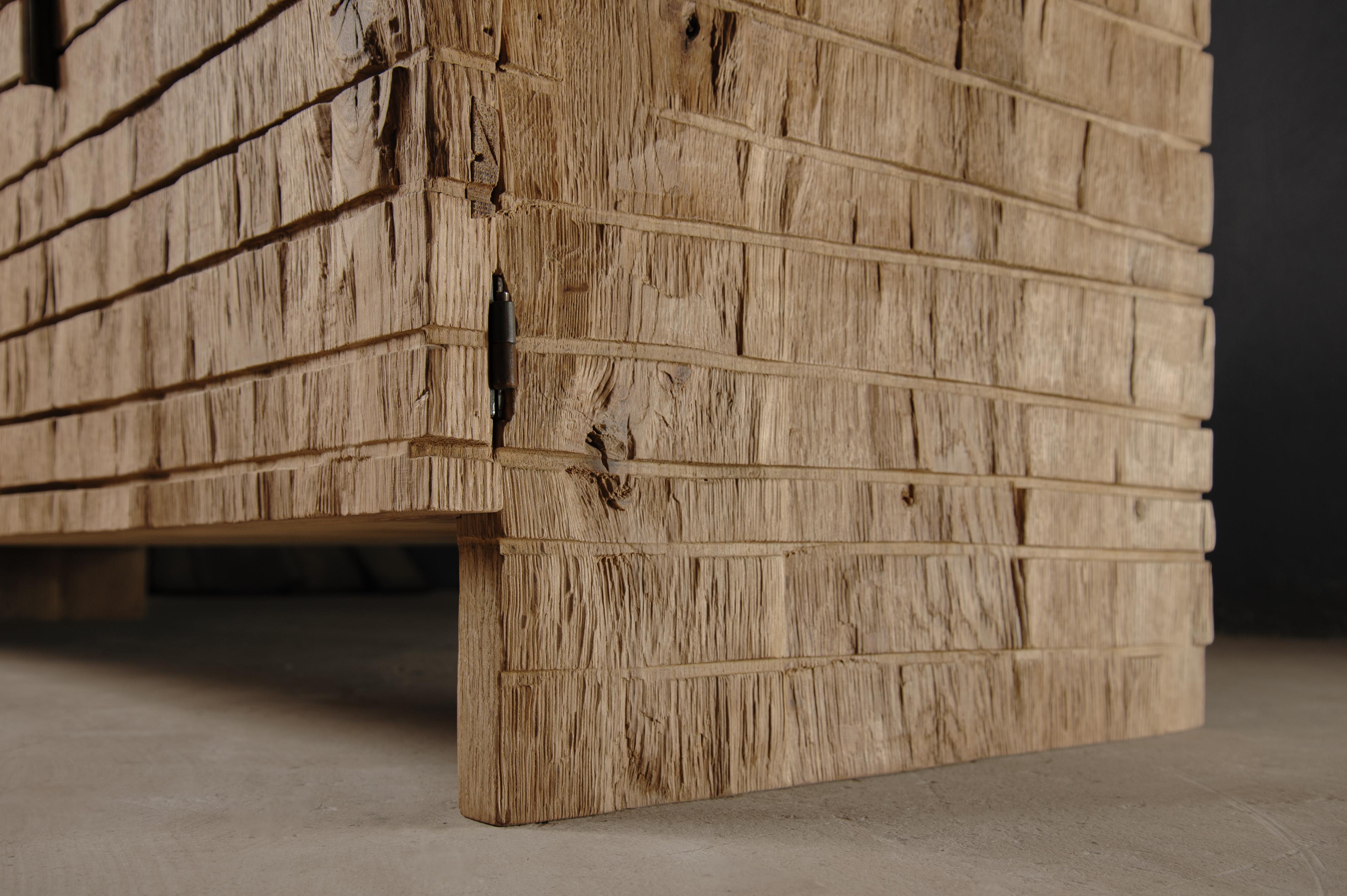 Credenza scultorea contemporanea in rovere massiccio, con texture chiara e a scacchiera in vendita 2