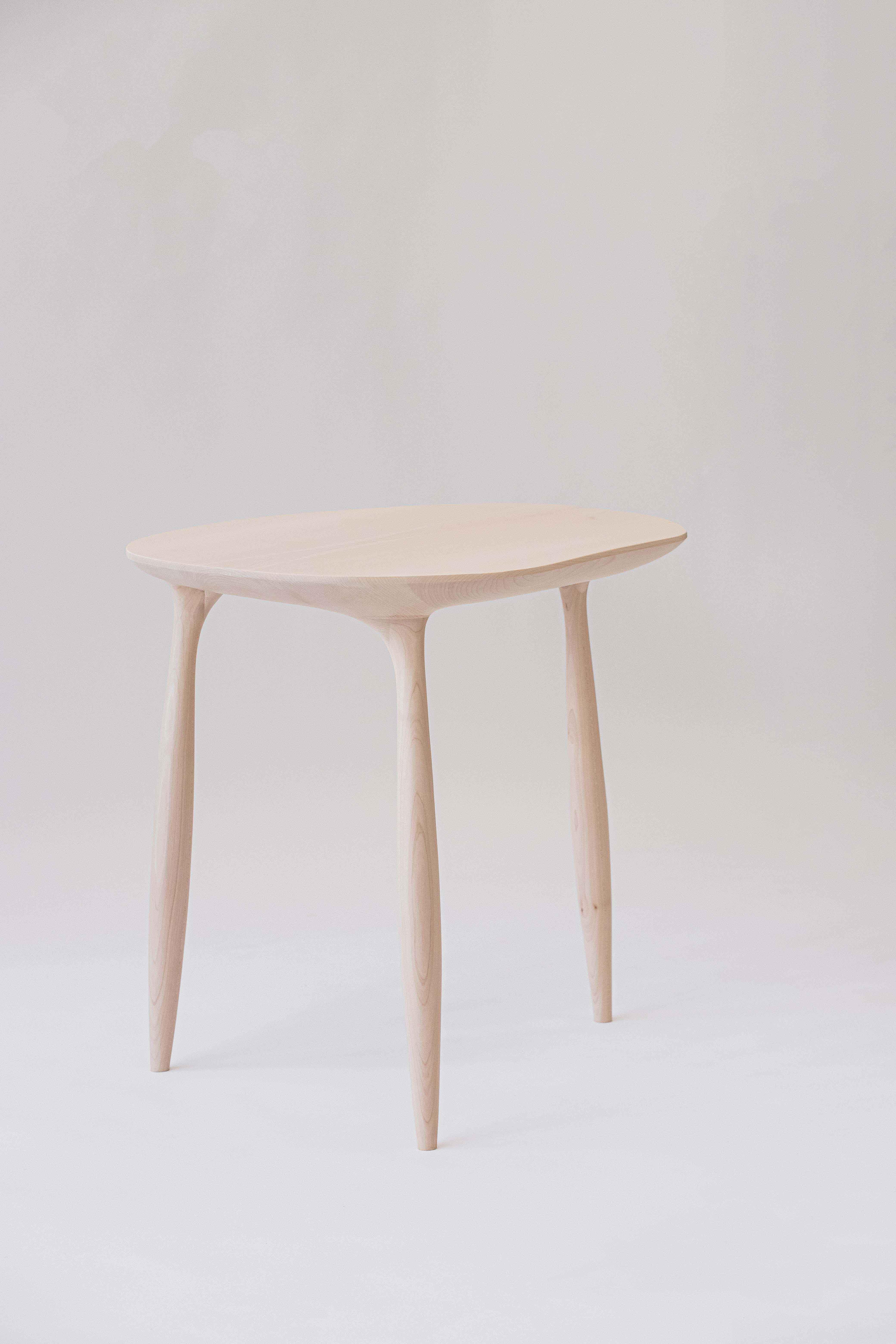 Table d'appoint/café contemporaine en bois sculpté BTRFL Neuf - En vente à 1204, CH
