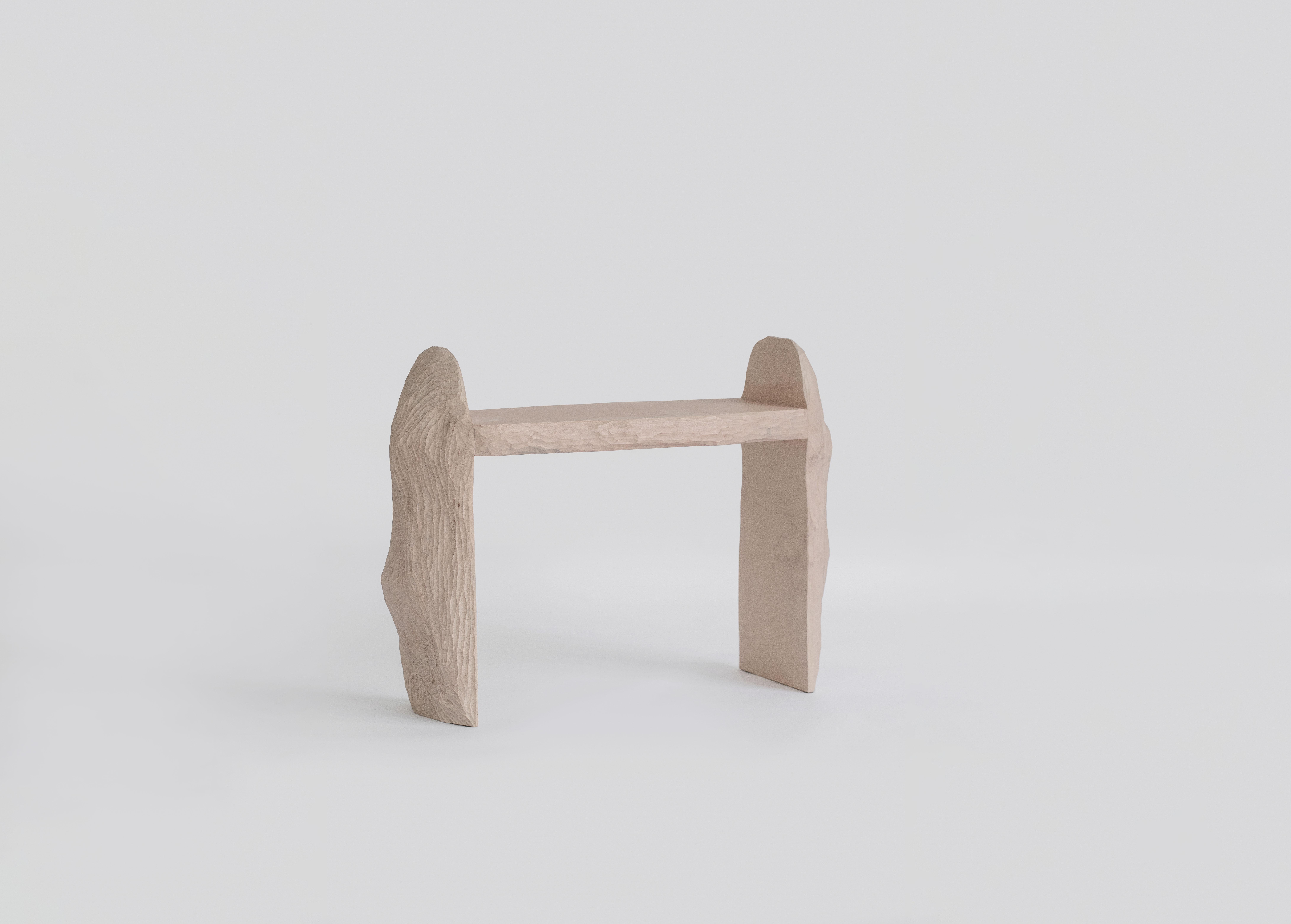 Intuitive Archaisme ist eine Möbelkollektion, deren Design- und Herstellungsprozess auf dem primitiven Instinkt des Zusammenfügens von Formen zu einer Struktur basiert. Das Holz wird mit einem Stechbeitel bearbeitet, wobei die Struktur des Holzes