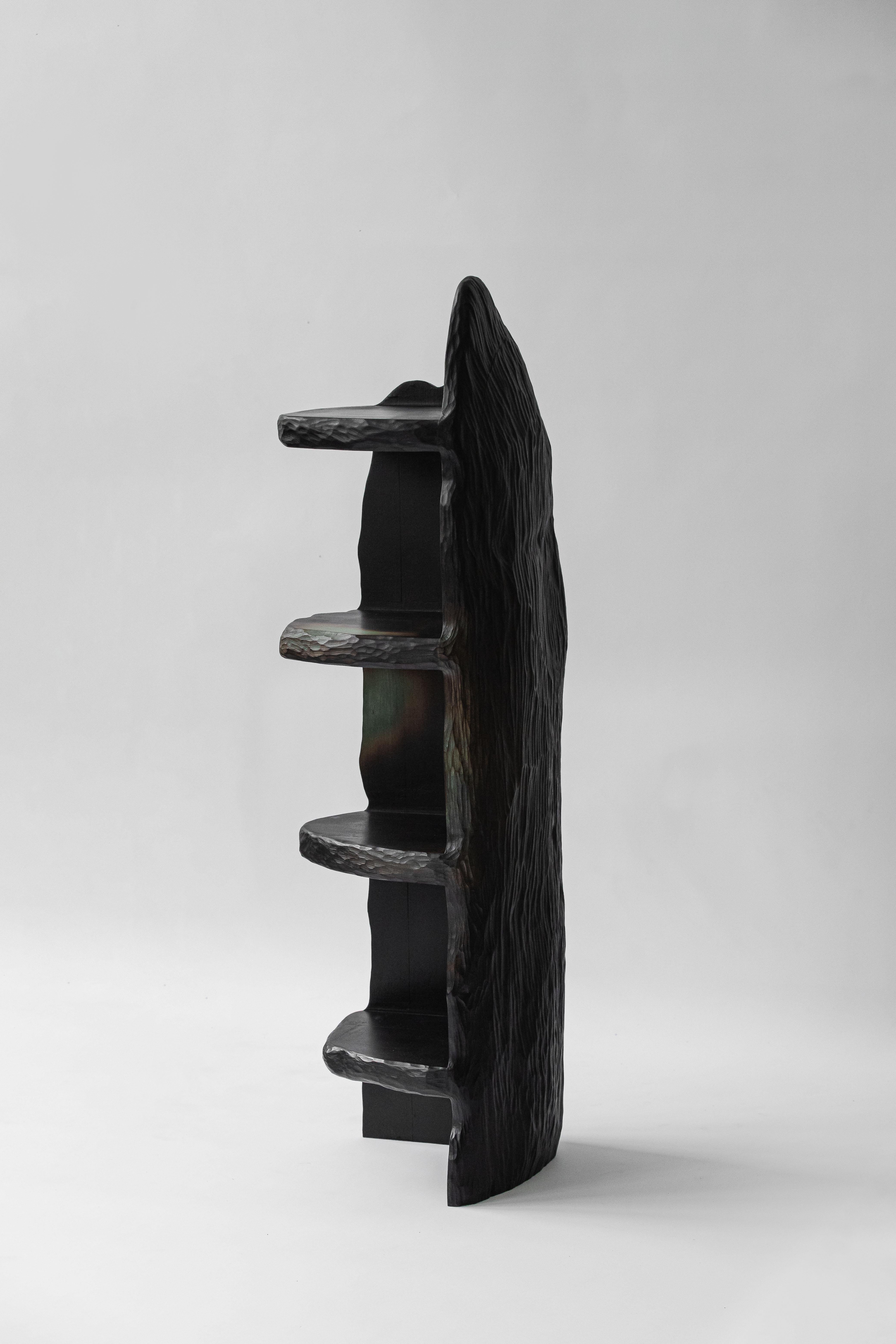 Intuitive Archaisme est une collection de meubles dont le processus de conception et de fabrication est basé sur l'instinct primitif d'assemblage de formes pour créer une structure. Le bois est travaillé à l'aide d'une gouge, révélant sa structure