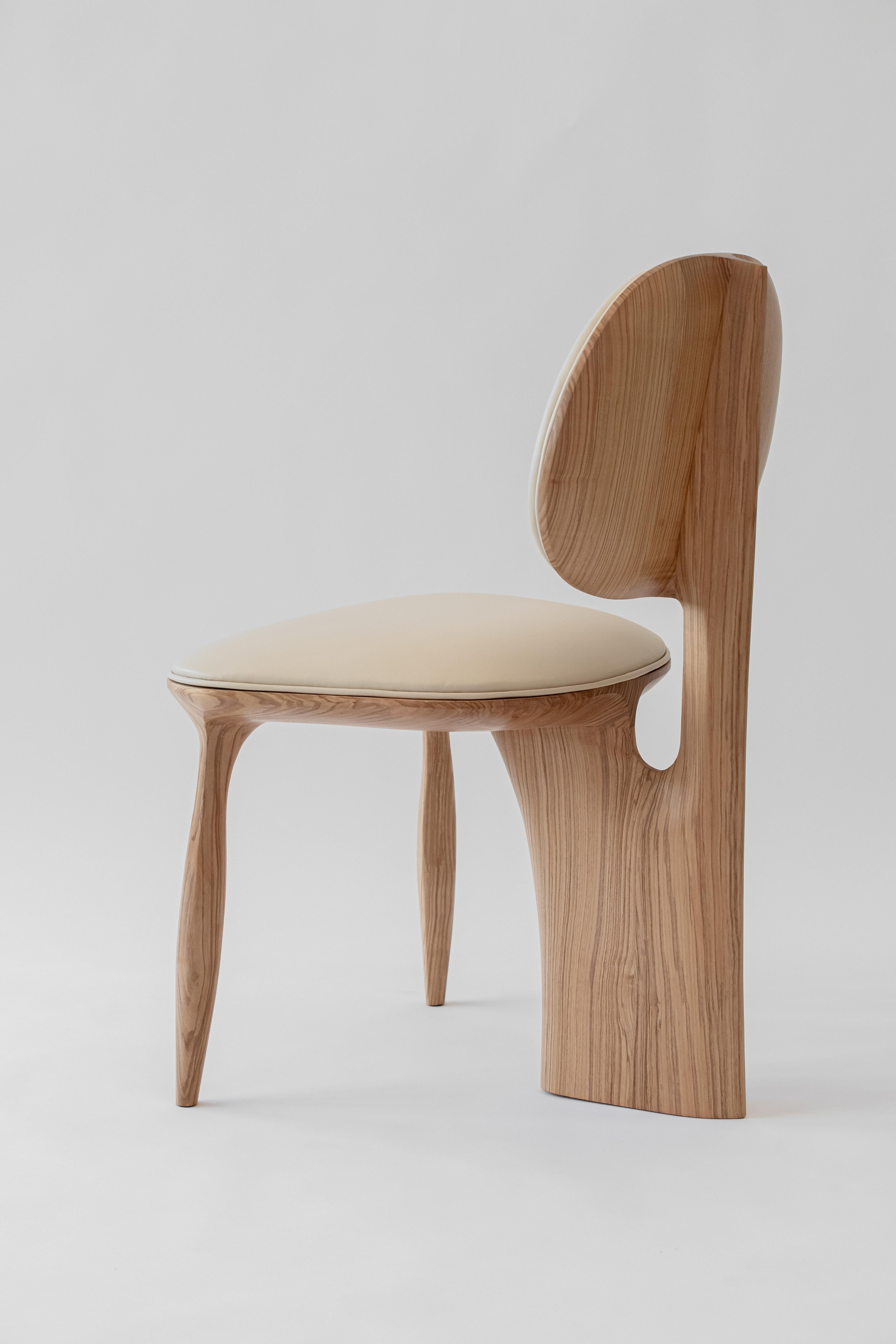 Fatto a mano Sedia Mobula contemporanea in legno scolpito in vendita