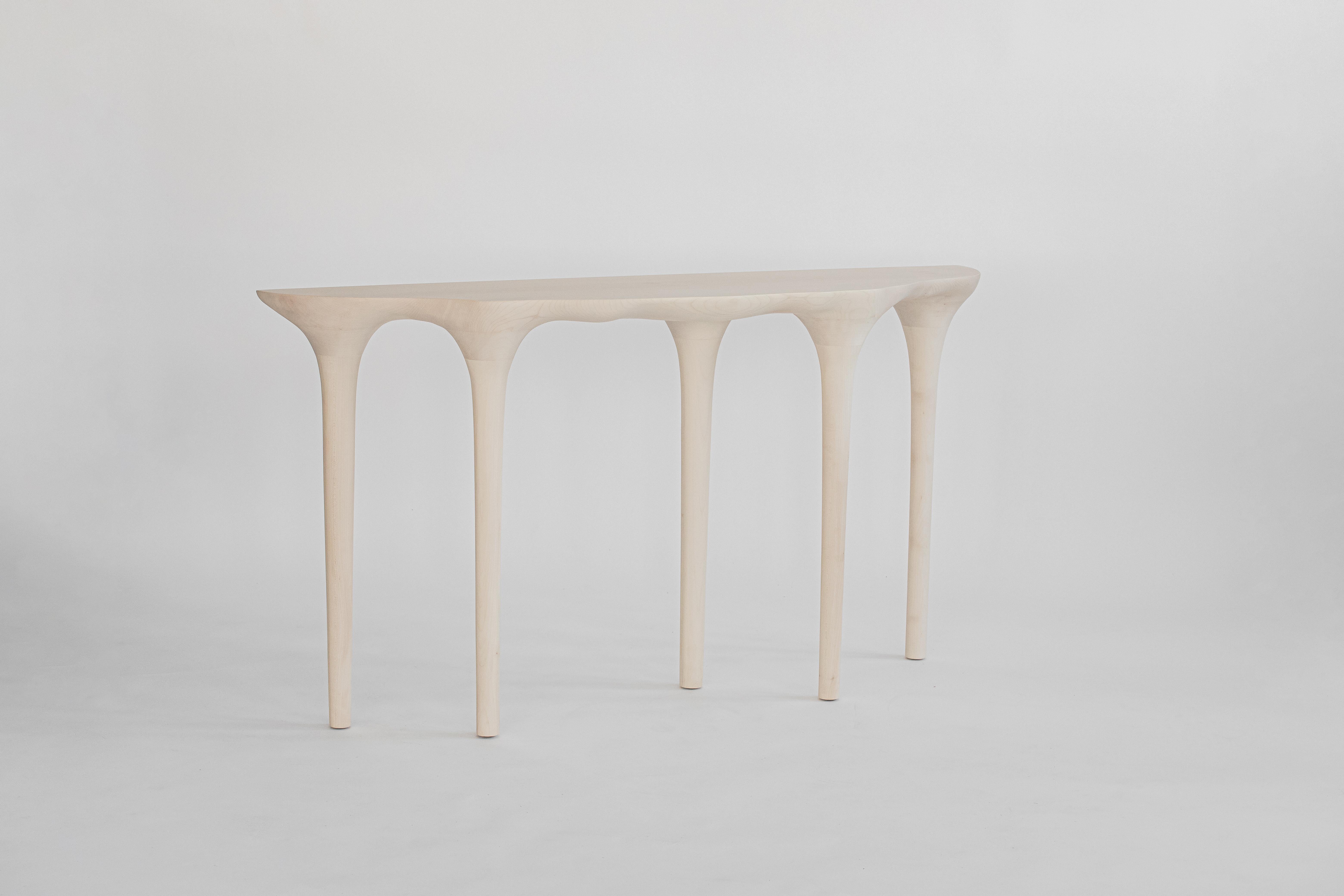 La Collection BTRFL est la première collection de meubles historiques de la série Cedric Breisachera. Elle se compose de pièces sculptées à la main qui évoquent le flux continu de la nature, donnant l'impression que chaque objet est sculpté à partir