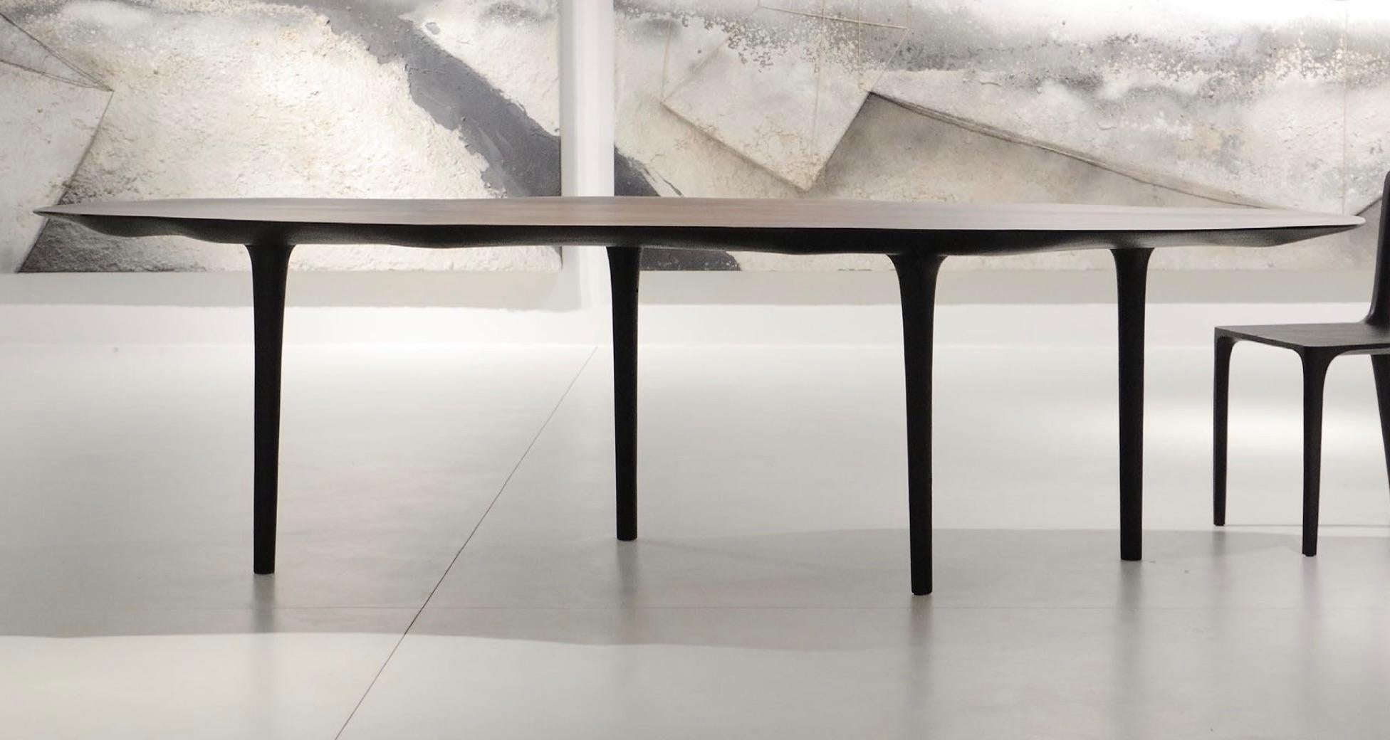 Table de salle à manger contemporaine en bois sculpté Scales Neuf - En vente à 1204, CH