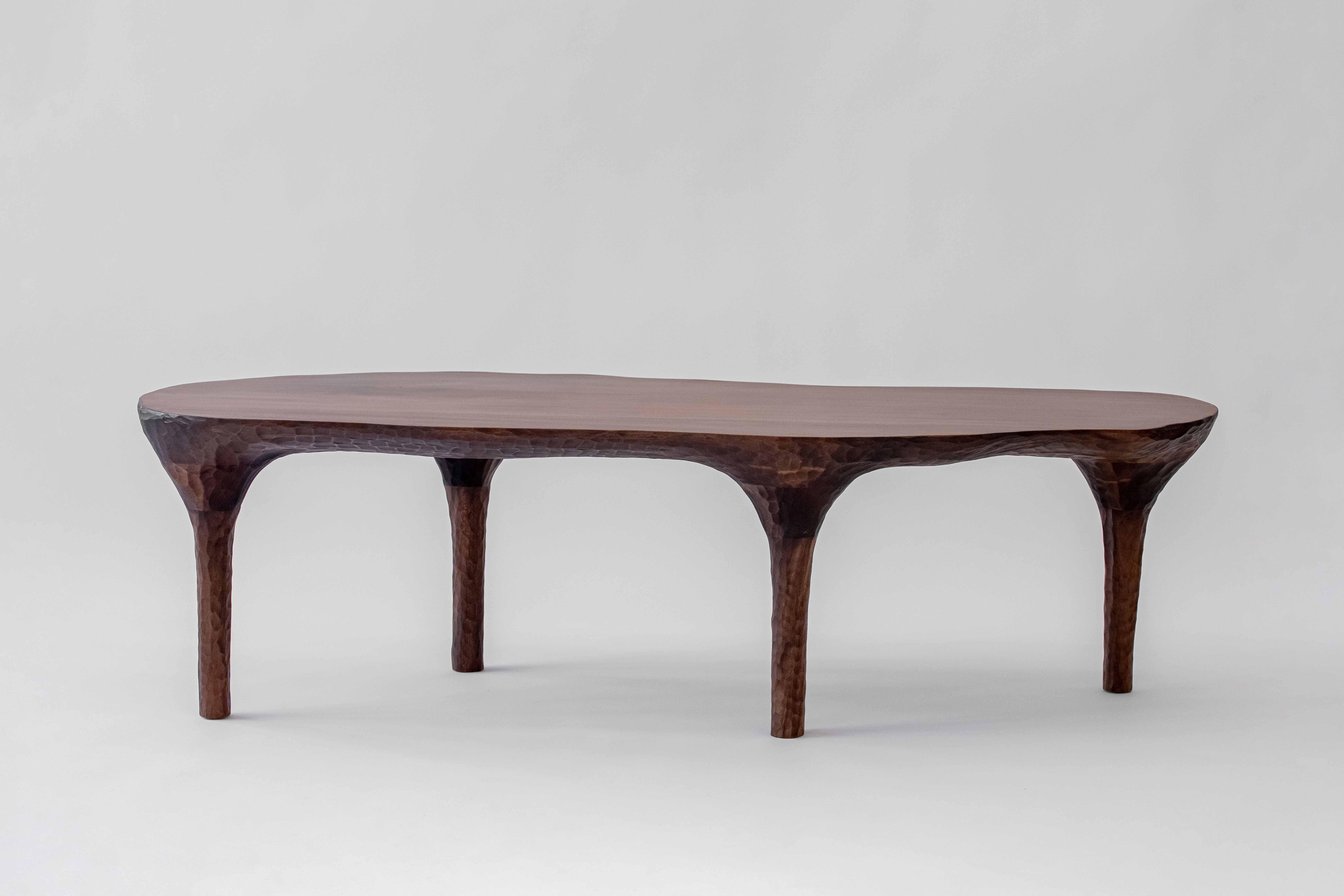 Das Design der Scales Collection ist von einem organischen Ansatz geleitet; jedes Stück ist so geformt, dass es den natürlichen Fluss und die Bewegung des Körpers über das MATERIAL widerspiegelt, was zu fließenden Formen führt, die fast wie in