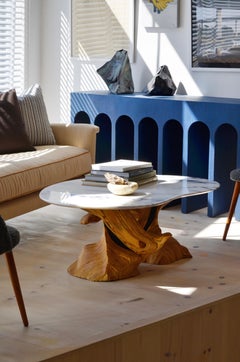 Table basse contemporaine en bois sculpté avec plateau en marbre asymétrique