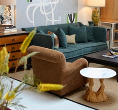 Table d'appoint contemporaine en bois sculpté avec plateau asymétrique en marbre
