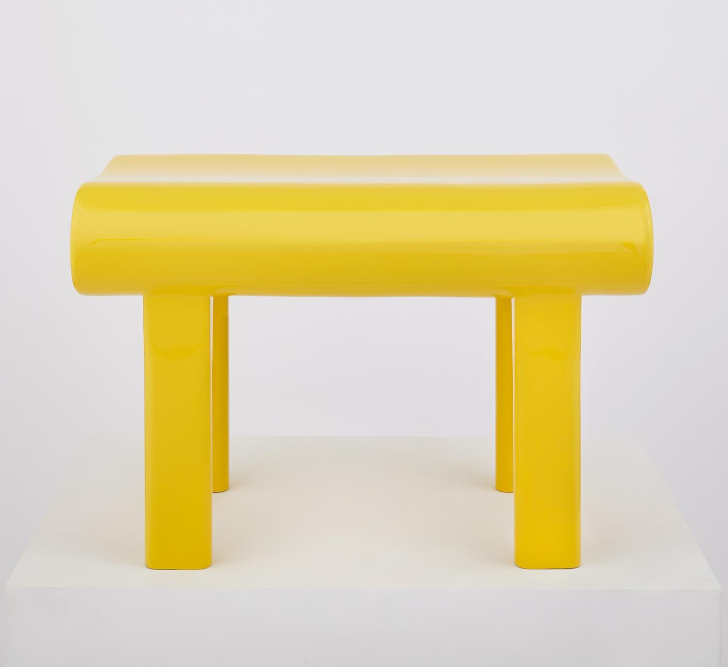 Banc contemporain en bois jaune sculpté avec finition acrylique. Chaque banc est construit en hêtre massif et revêtu d'une finition acrylique brillante. Conçu par Zelonky Studios, une icône minimaliste instantanée, rejoignant le panthéon des
