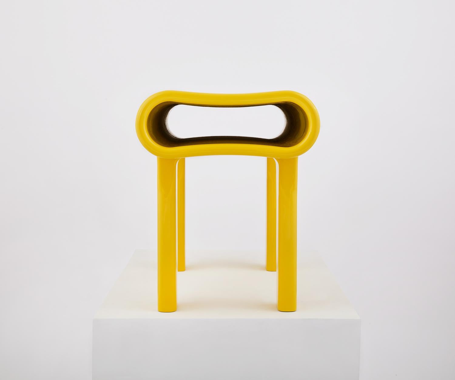 Minimaliste Banc contemporain en bois jaune sculpté avec finition acrylique en vente