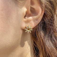 Pendientes escultóricos contemporáneos de oro amarillo de 18 quilates y diamantes blancos en forma de flor