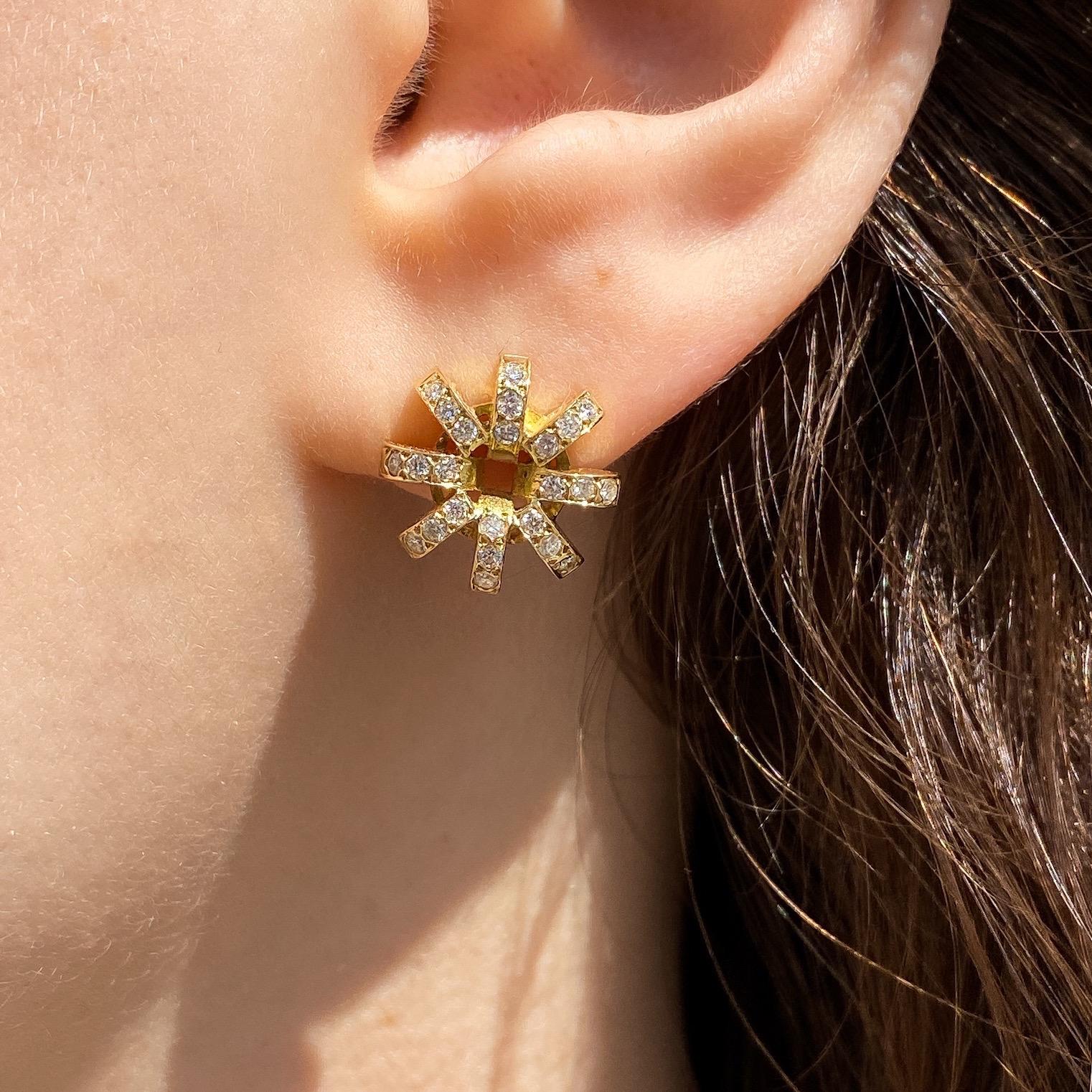 Taille brillant Clous d'oreilles sculpturaux contemporains en or jaune 18 carats et diamants blancs en forme de fleur en vente