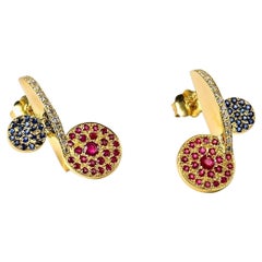 Boucles d'oreilles contemporaines sculpturales en or jaune 18 carats avec diamants, saphirs bleus et rubis