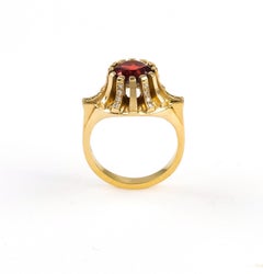 Zeitgenössischer skulpturaler Solitär-Ring, 18 Karat Gelbgold, roter Granat, weißer Diamant
