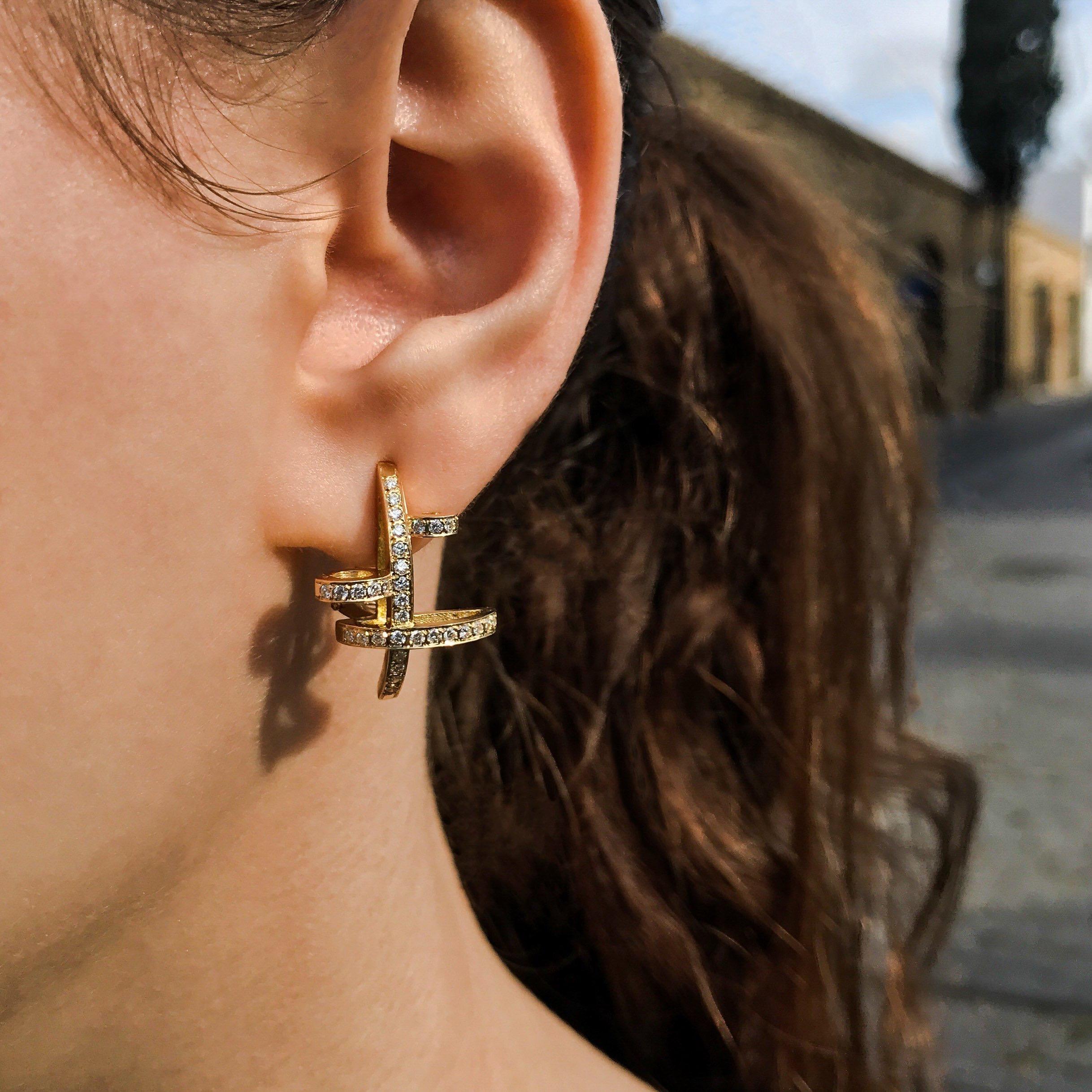 Zeitgenössische skulpturale Clip-Ohrringe aus 18 Karat Gelbgold und weißen Diamanten (Brillantschliff) im Angebot