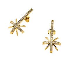 Orecchini scultura contemporanea in oro giallo 18 carati e diamanti bianchi con stella cadente