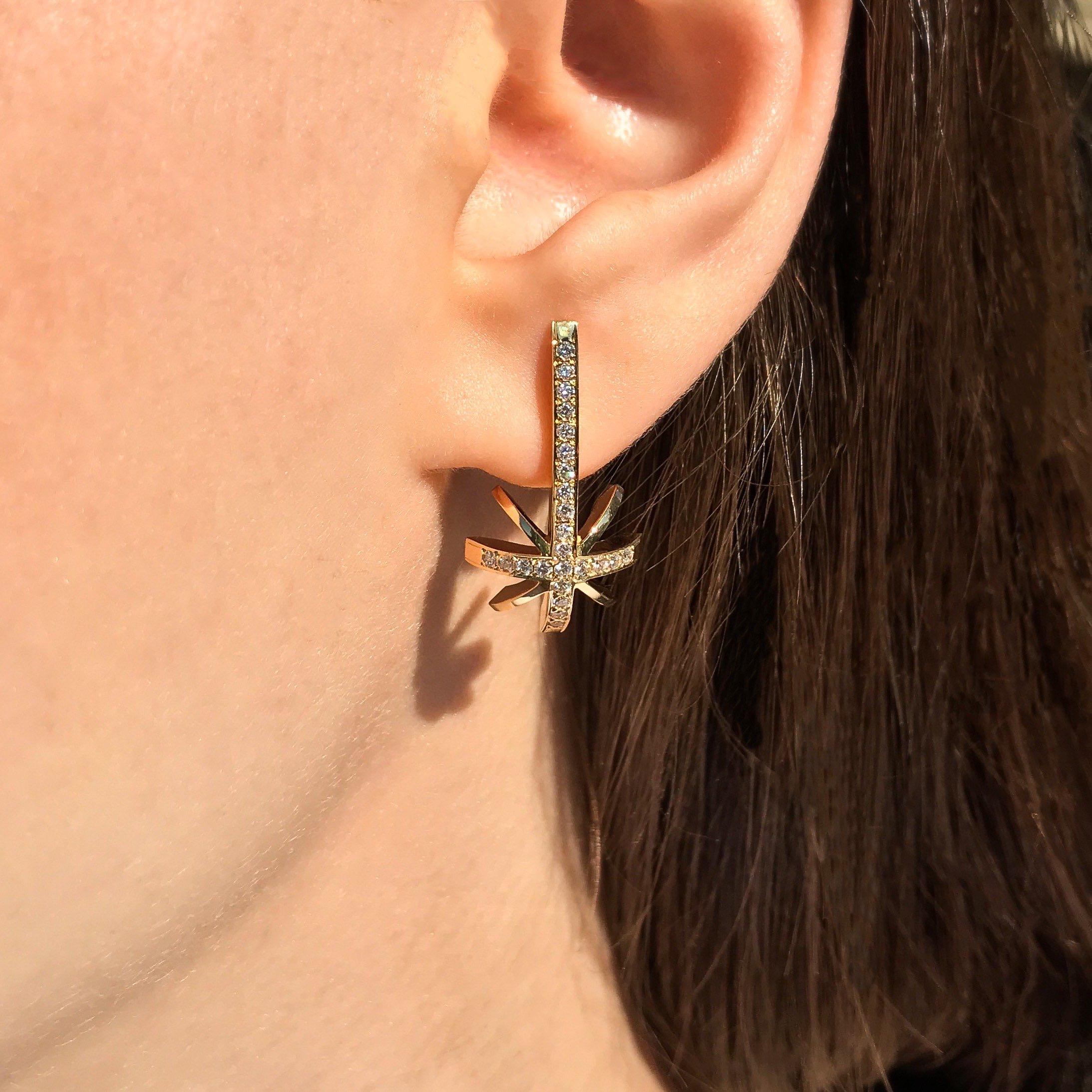 Contemporary Sculptural 18K Yellow Gold & White Diamond Shooting Star Earrings In New Condition For Sale In Nicosia, CY
