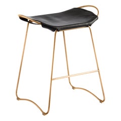 Tabouret de bar contemporain sculptural, métal laiton vieilli et cuir noir Échantillon