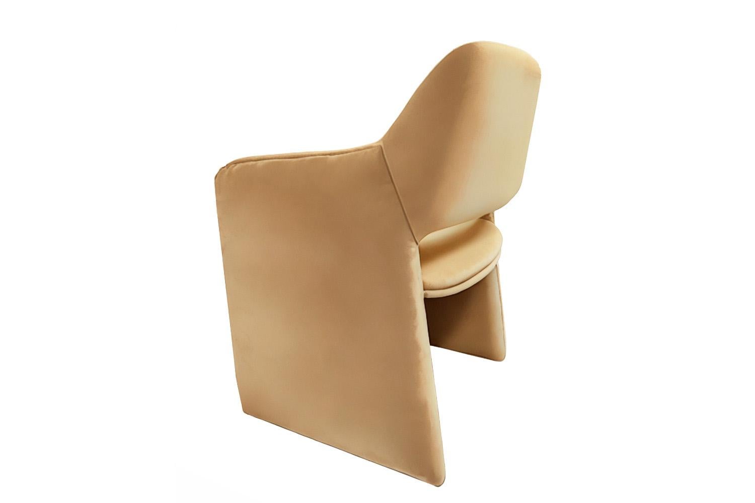 Beim Alquimia Dining Chair trifft Minimalismus auf Sinnlichkeit - eine zeitgenössische Ikone, die die Schärfe moderner Interieurs abmildern soll. Mit seiner fließenden Silhouette, den umhüllenden Armlehnen und dem festen Stand verwischt Alquimia die