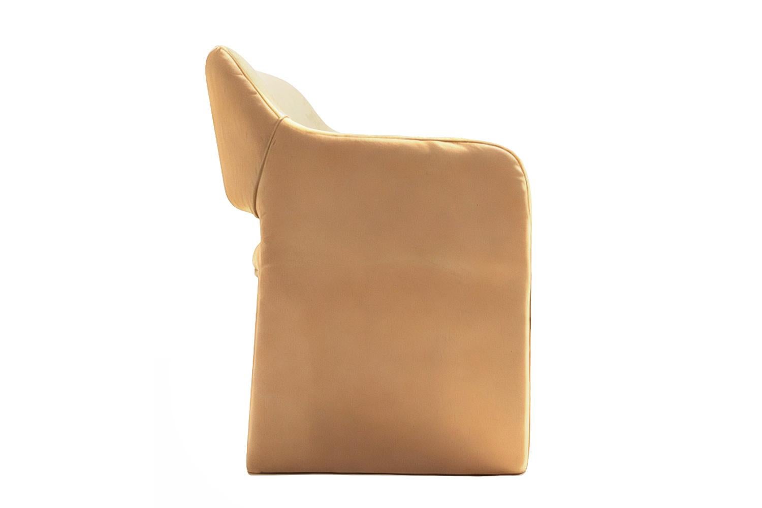 Zeitgenössischer skulpturaler Samt-Esszimmerstuhl Alquimia in Beige (Moderne) im Angebot