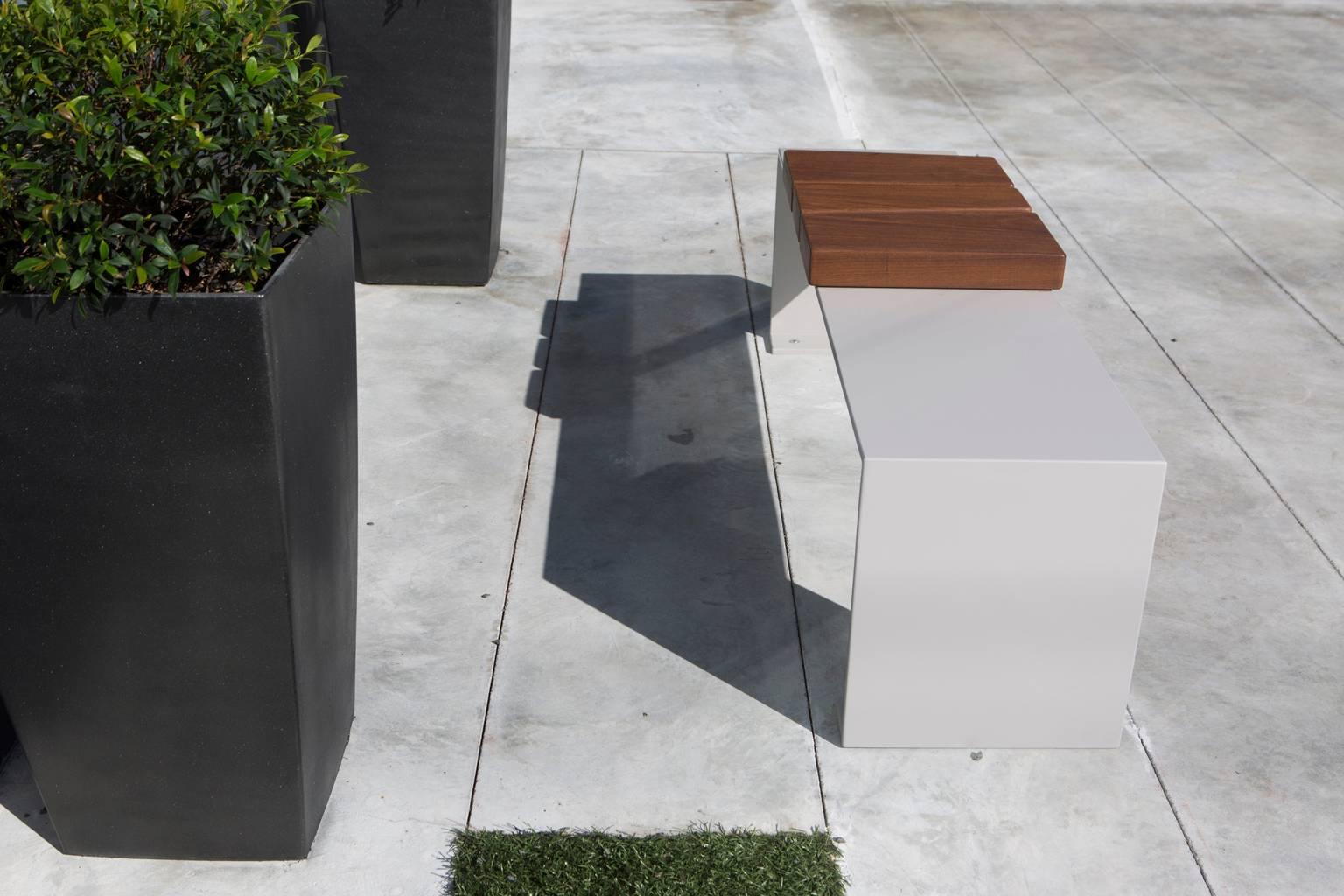 Sièges d'intérieur/extérieur contemporains en bois et aluminium de Vivian Carbonell Neuf - En vente à Miami, FL