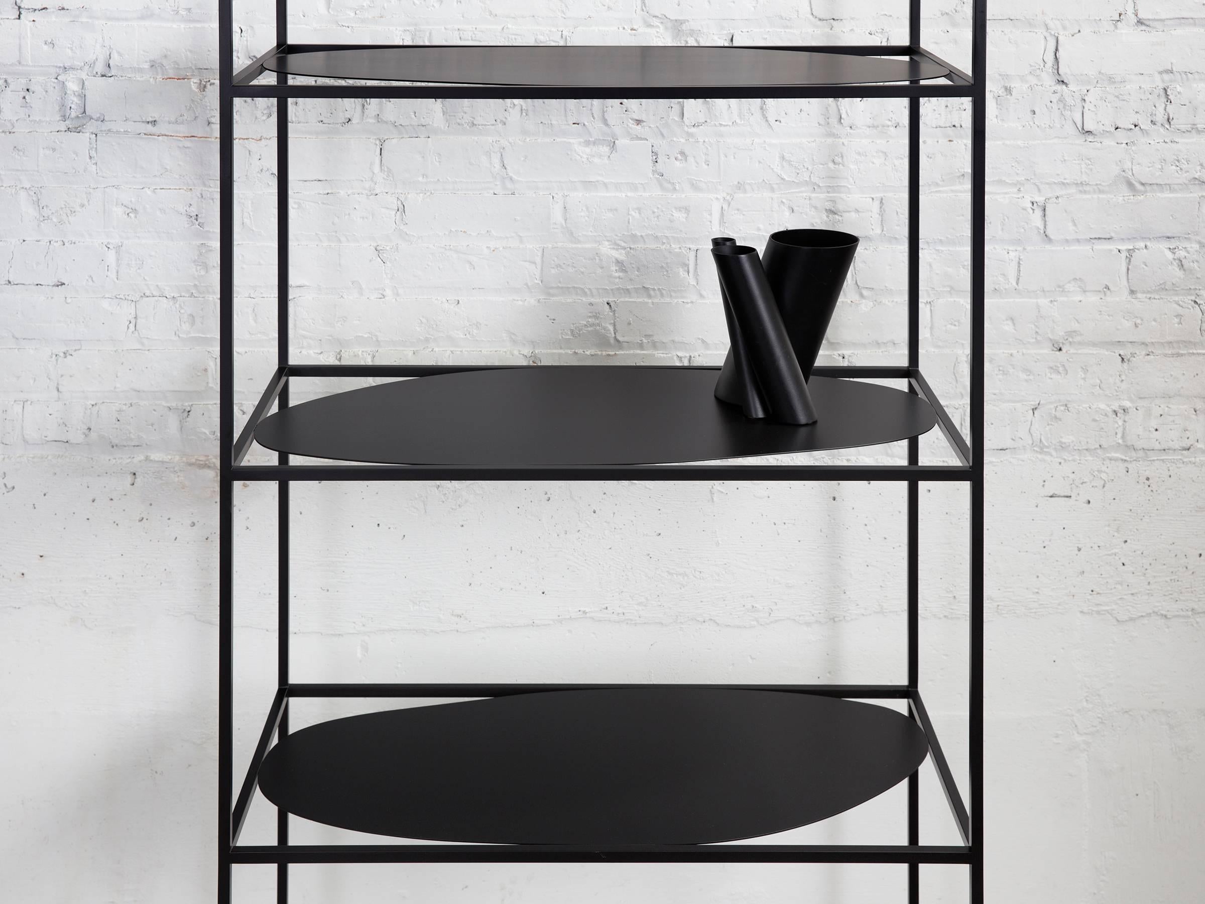 Contemporary Sculptural Black Steel Etagere Bücherregal Storage Shelf Pair, USA im Angebot 3