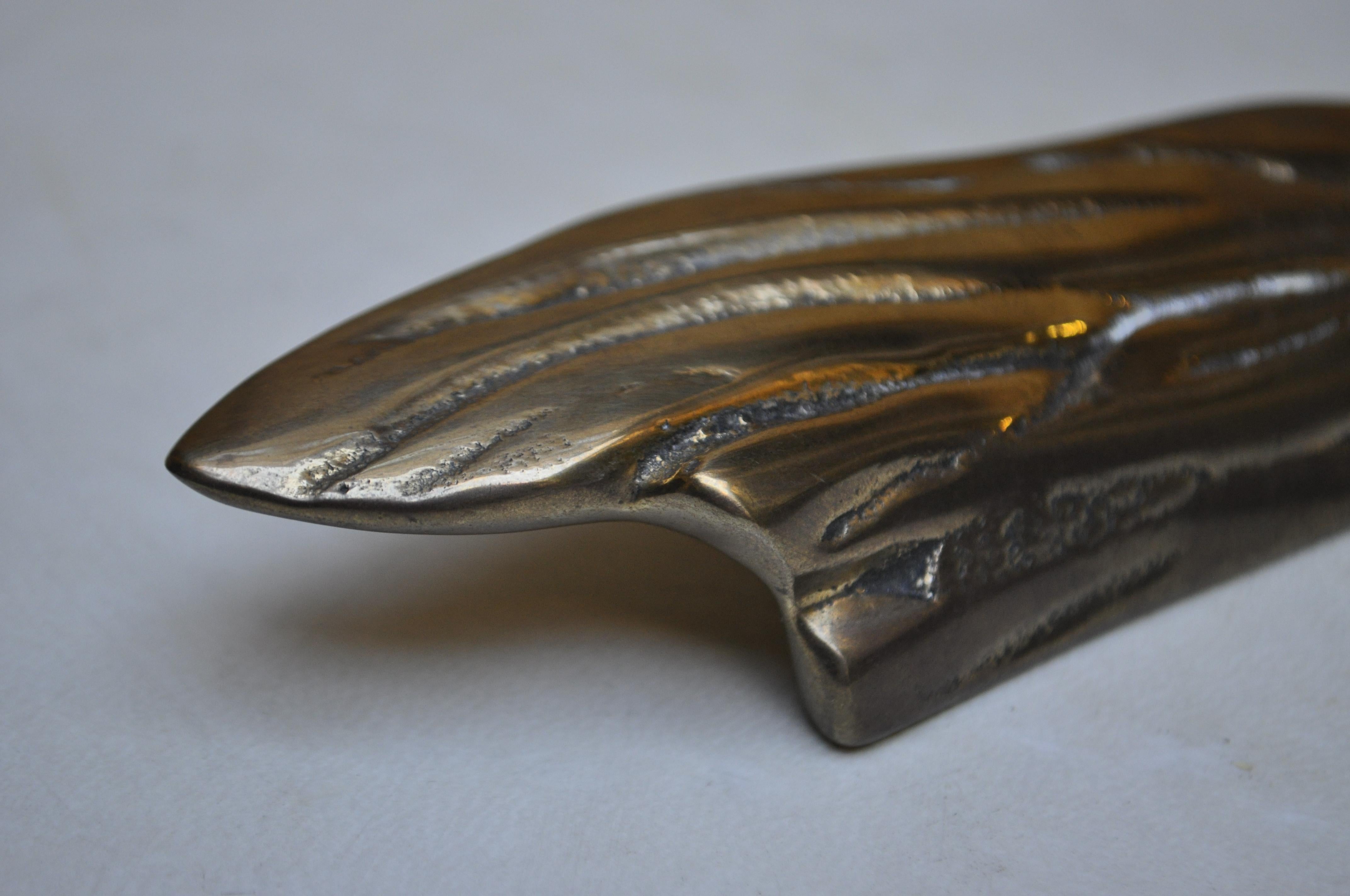 Small shiny sculpture that evokes vegetal and marine forms, smooth to the touch and made in bronze casting, according to the ancient technique of French sand molds. This handles are a sculptural touch for closets, doors or drawers.