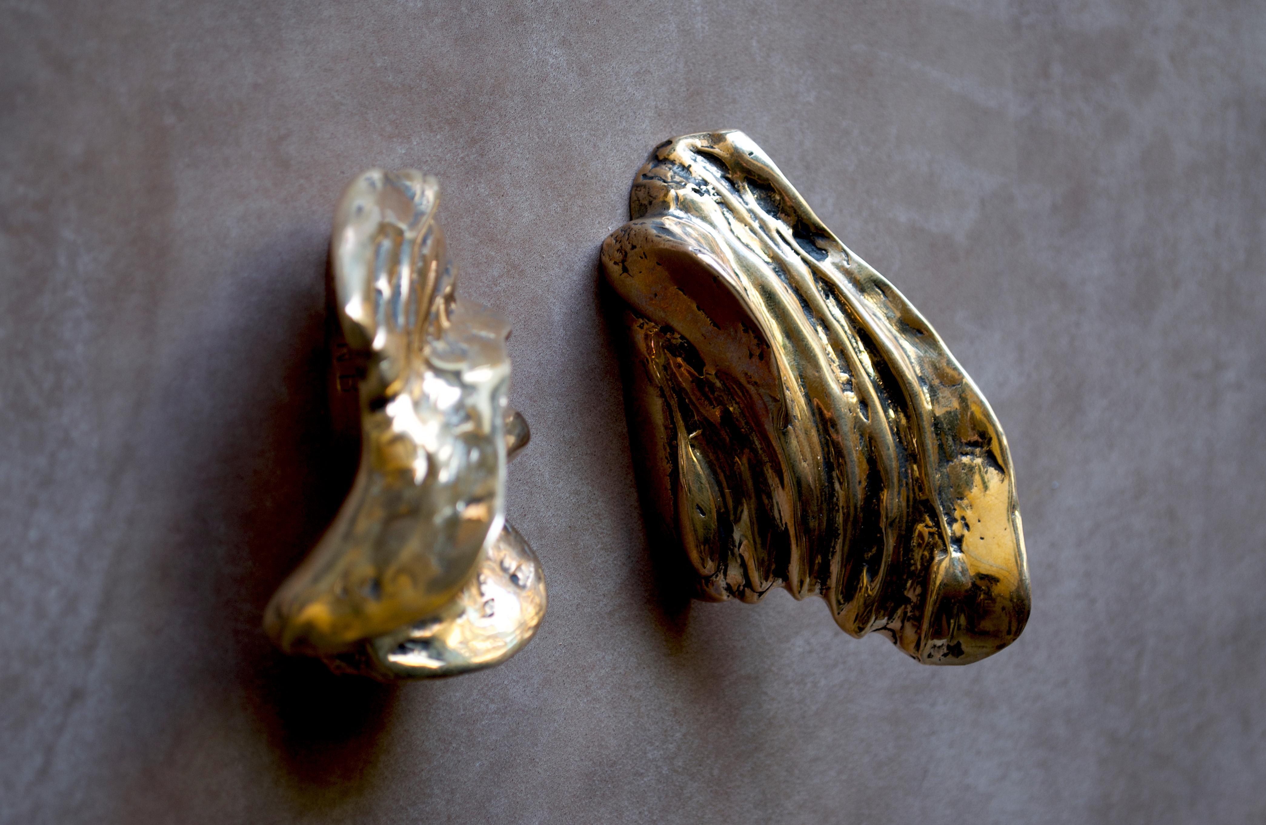 Contemporary Sculptural Bronze Handle - Clizia - Cast in French Sand Molds (Italienisch) im Angebot