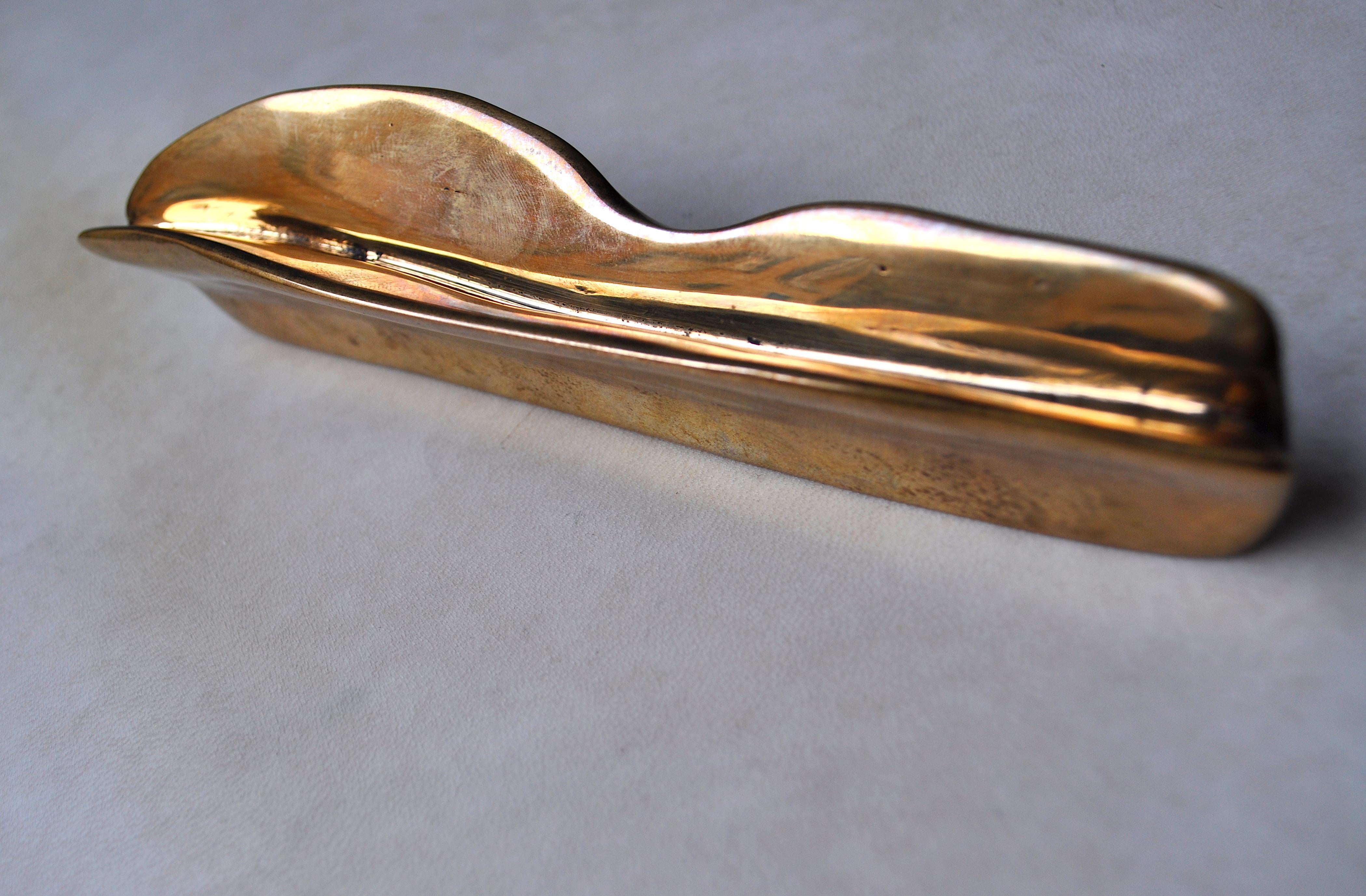 Small shiny sculpture that evokes vegetal and marine forms, smooth to the touch and made in bronze casting, according to the ancient technique of French sand molds. This handles are a sculptural touch for closets, doors or drawers.