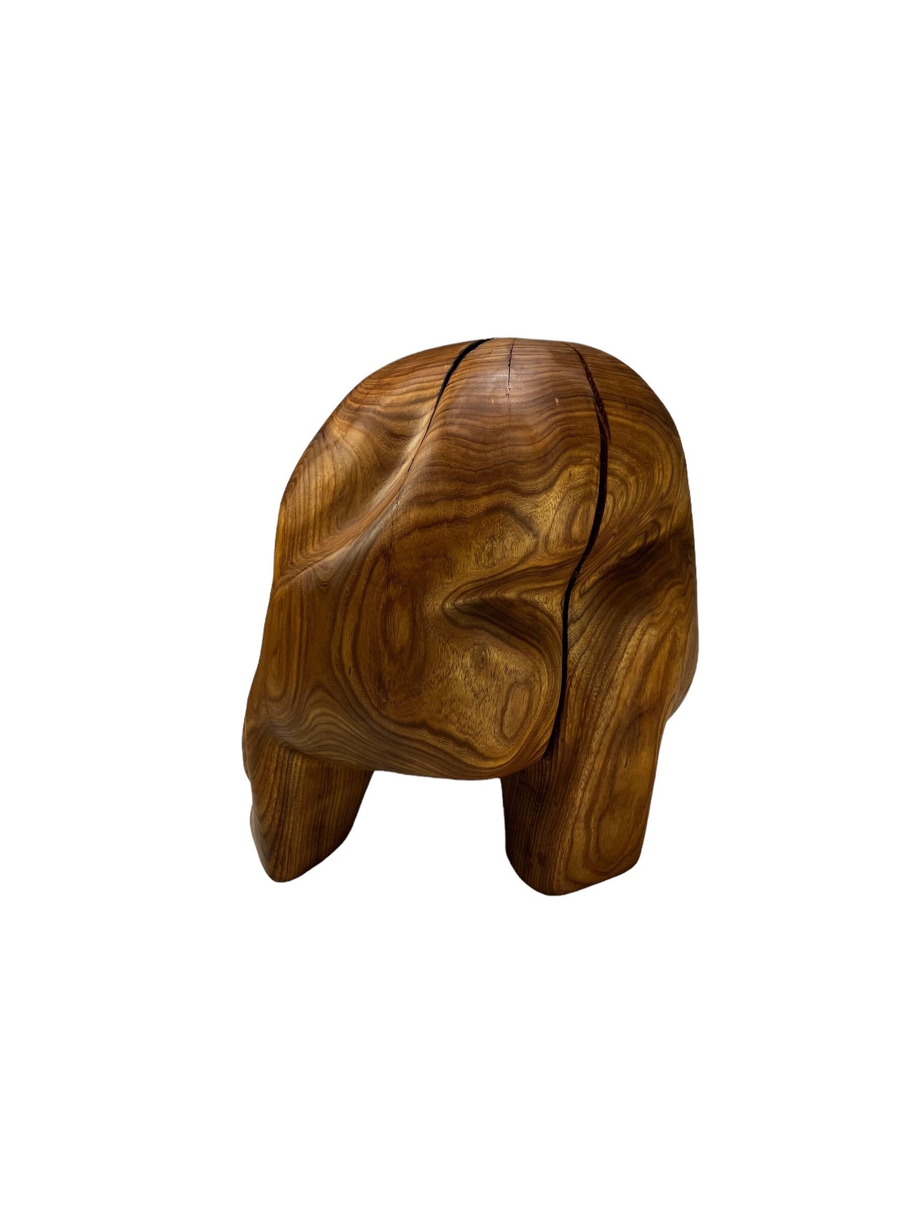 Suédois Tabouret sculptural contemporain en bois sculpté 