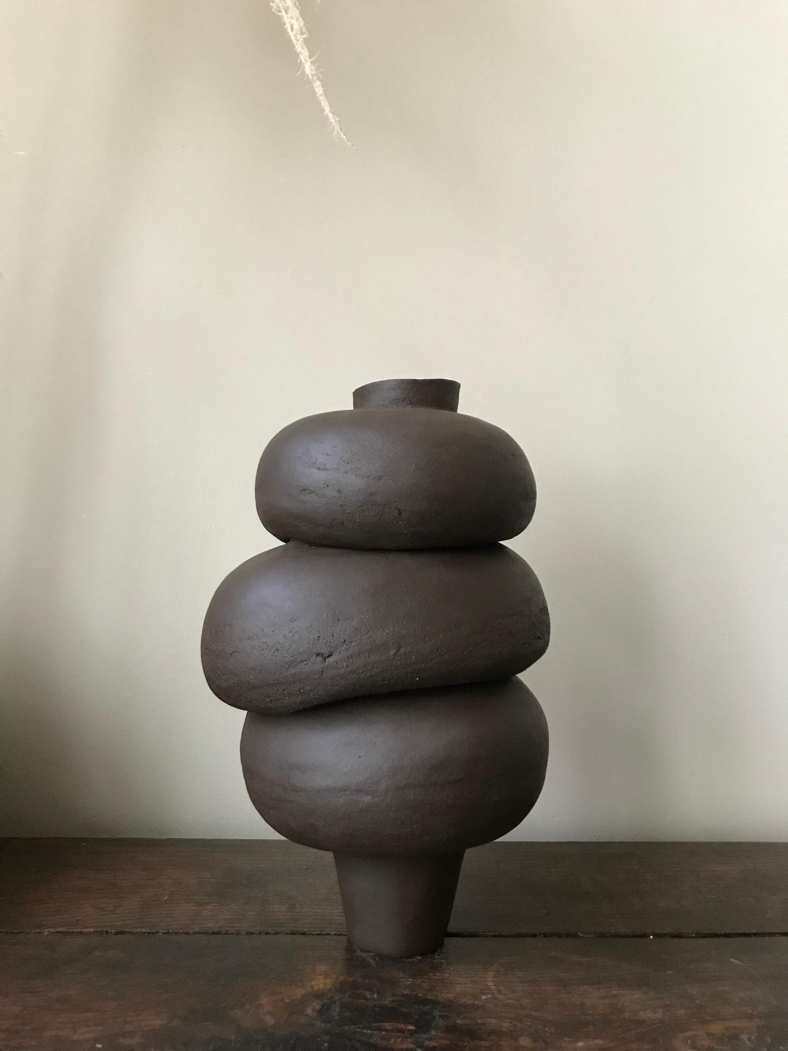 Jedes der keramischen Stücke von Françoise Jeffrey ist handgefertigt, auf einer Spule aufgebaut, organisch geformt und auf seine eigene Weise einzigartig, wodurch ein grundlegendes und zeitloses Design entsteht. Perfekt unvollkommen, inspiriert von