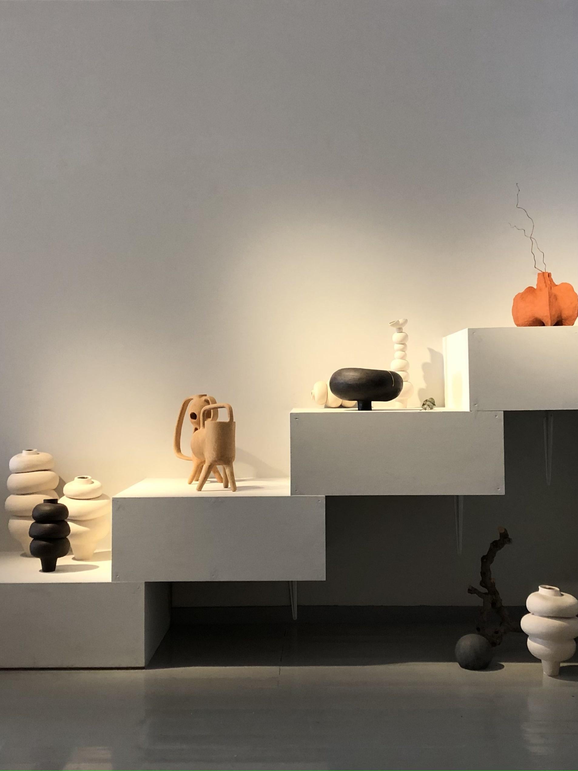 Céramique Art sculptural contemporain en céramique Modder Doing Her Thing par Françoise Jeffrey en vente