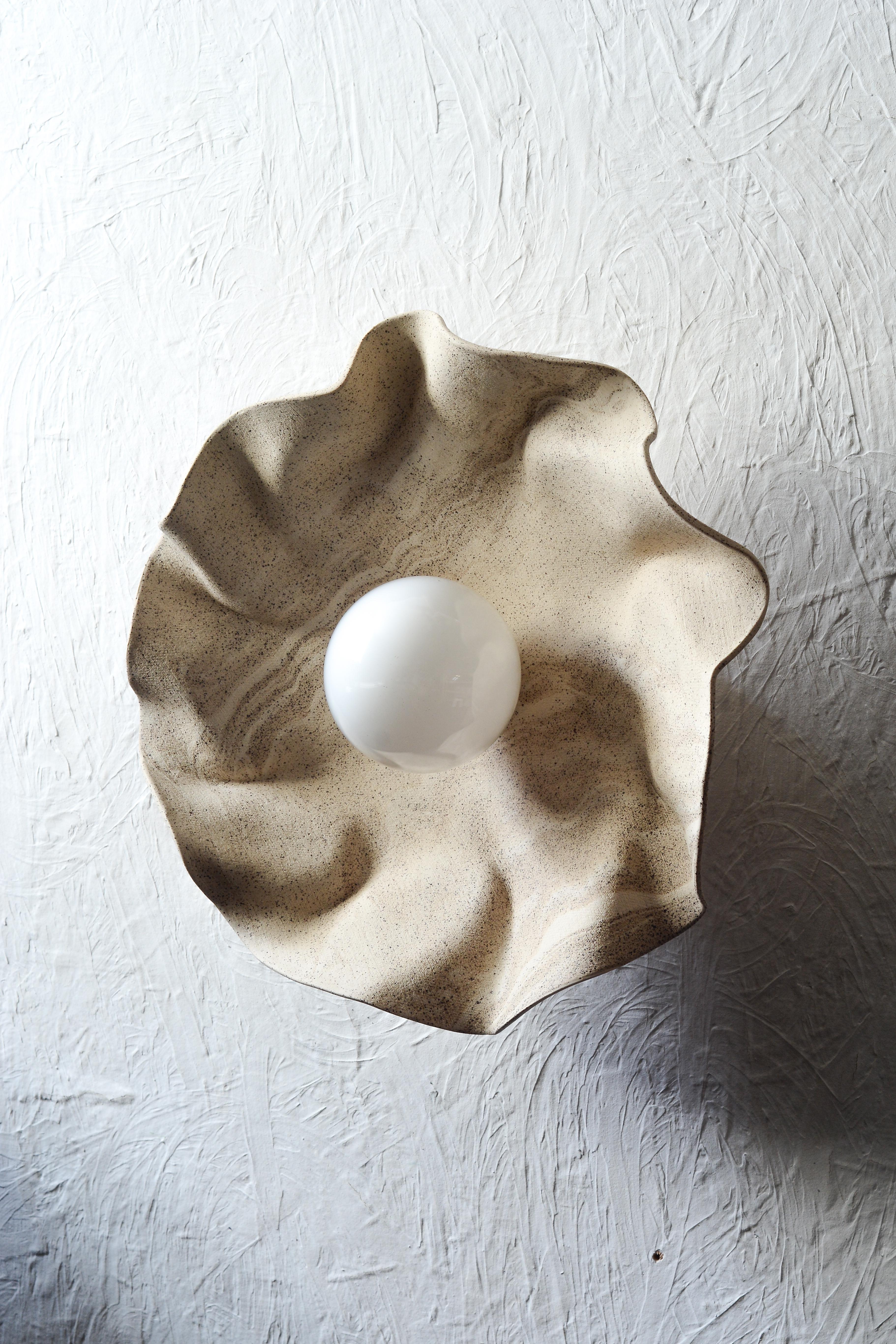Hand-Crafted Contemporary sculptural ceramic wall sconce For Sale