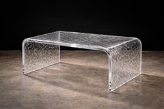 Table basse contemporaine sculpturale transparente avec relief texturé par Sergio Vulpe