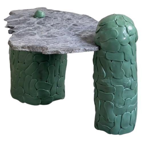 Table basse sculpturale fabriquée en plastique recyclé et en marbre. Travail contemporain