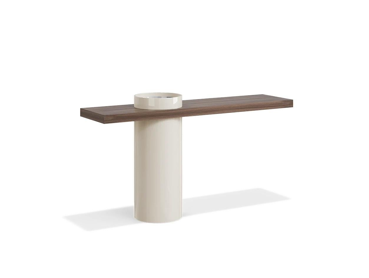 Esta consola contemporánea combina elegancia y funcionalidad, con una elegante tapa de madera apoyada en una atrevida base cilíndrica. La característica más destacada de este diseño es el compartimento de almacenamiento circular situado en la parte