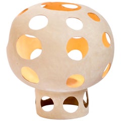 Lampe de table contemporaine sculpturale à dôme en céramique fabriquée à la main dans les tons de terre claire