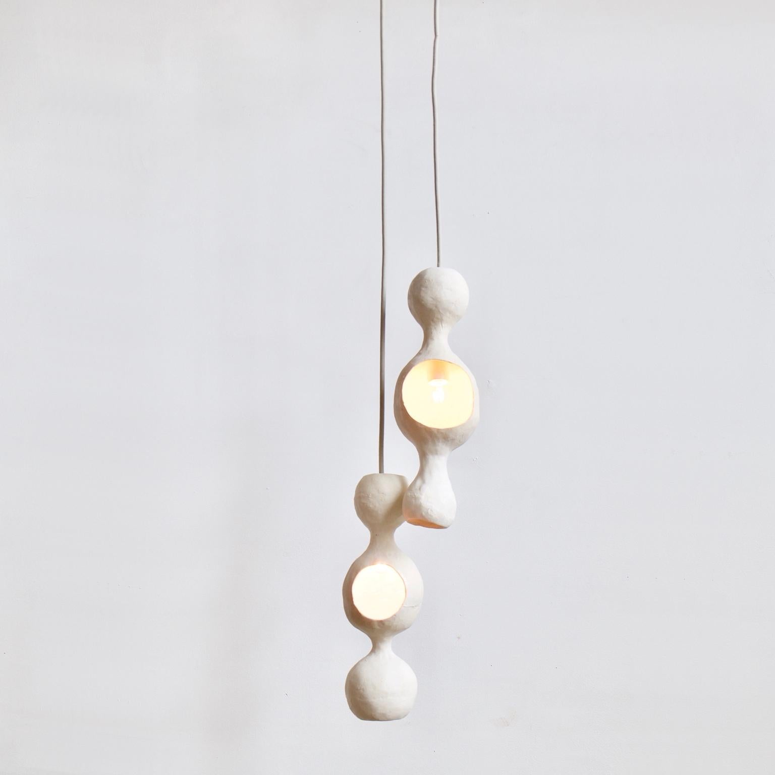 Moderne Lampe pendante contemporaine sculpturale en céramique blanche matte à double coquille:: fabriquée à la main en vente