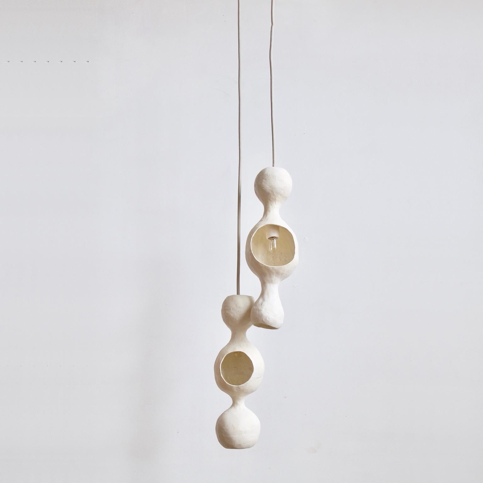 Américain Lampe pendante contemporaine sculpturale en céramique blanche matte à double coquille:: fabriquée à la main en vente