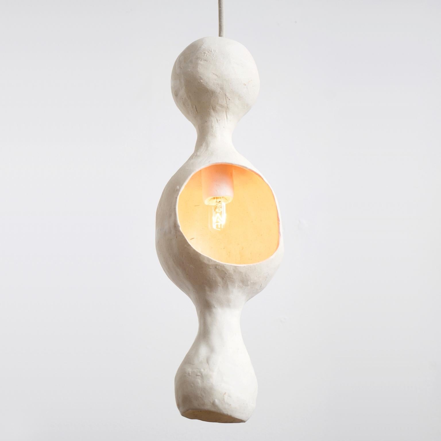 Cuit Lampe pendante contemporaine sculpturale en céramique blanche matte à double coquille:: fabriquée à la main en vente