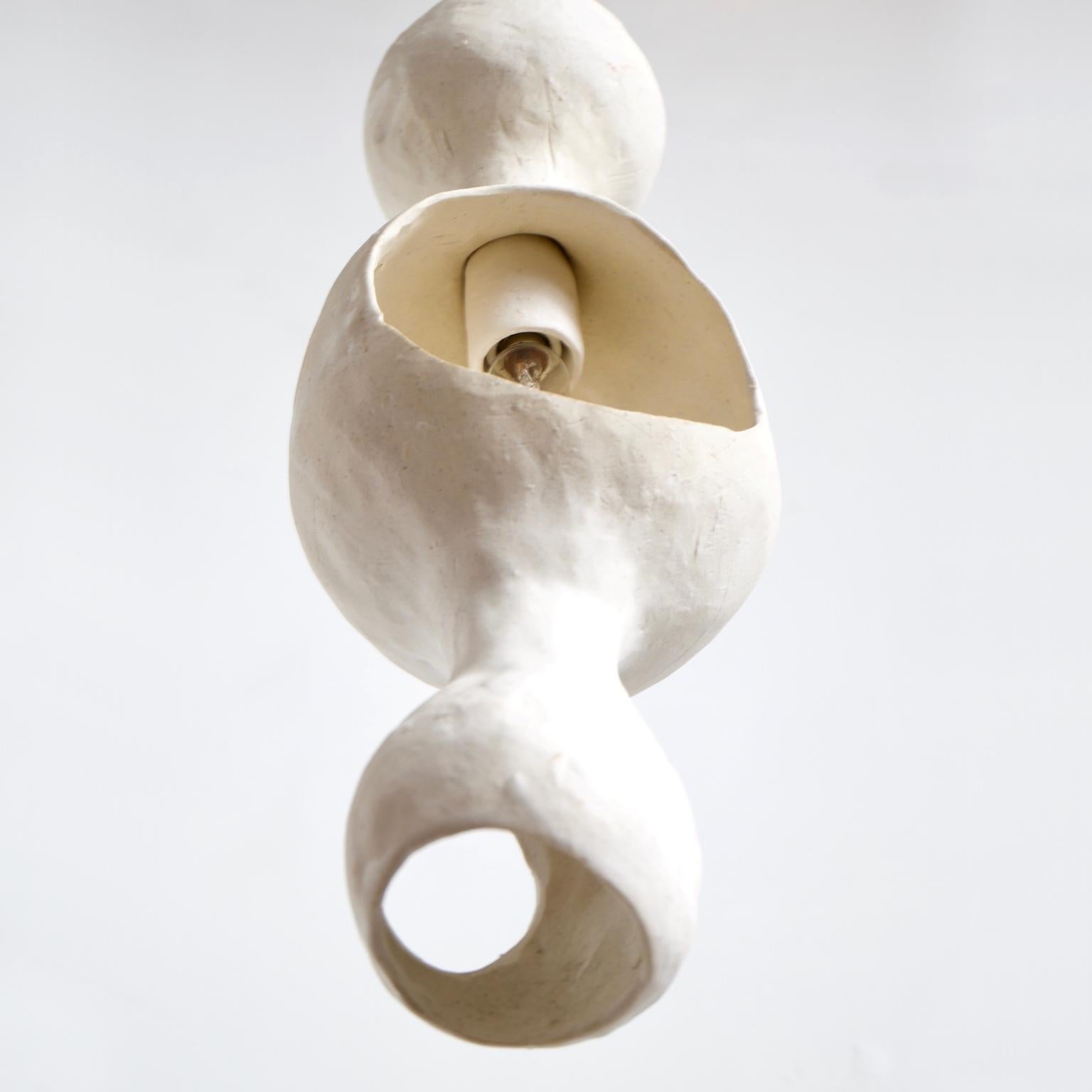 Céramique Lampe pendante contemporaine sculpturale en céramique blanche matte à double coquille:: fabriquée à la main en vente