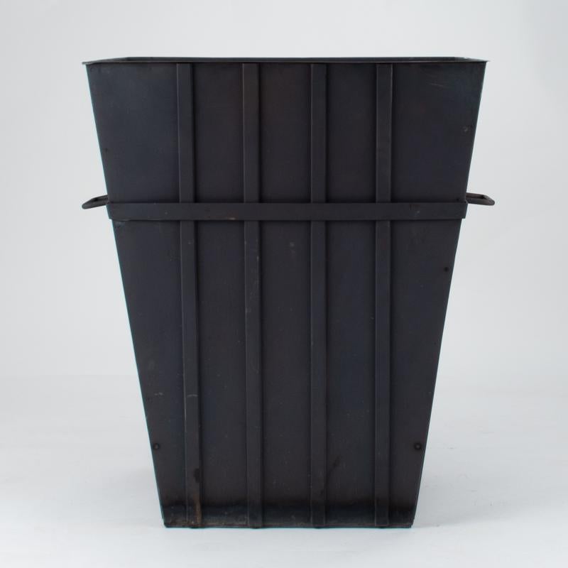 Moderne Jardinière sculpturale contemporaine en métal Jardinère par AM Contemporary, 21e siècle en vente