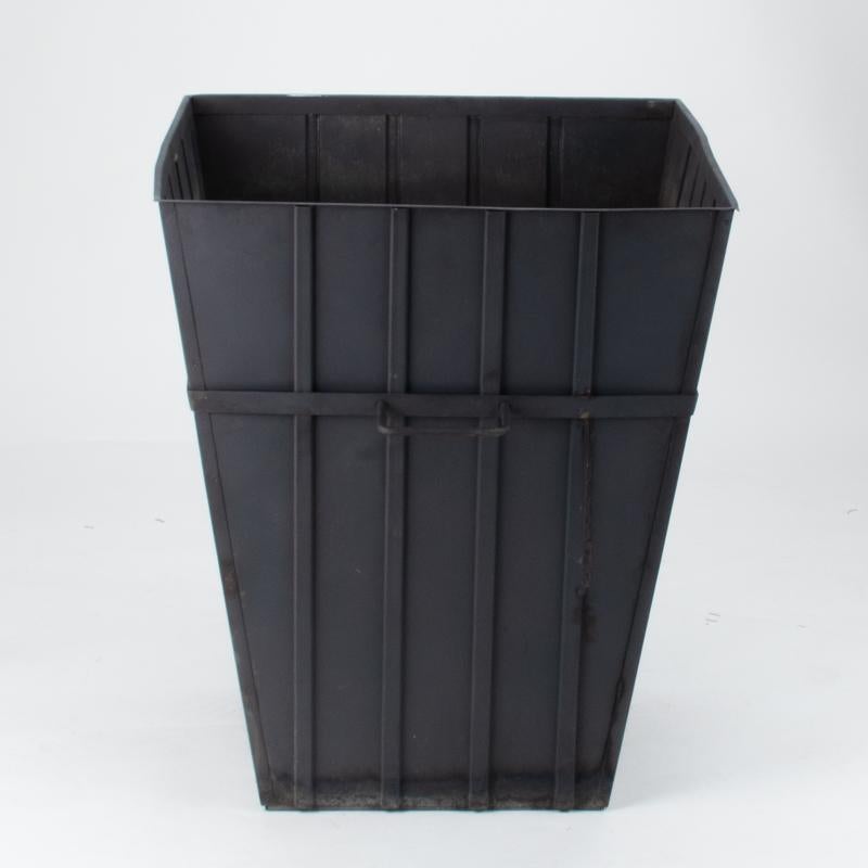 Américain Jardinière sculpturale contemporaine en métal Jardinère par AM Contemporary, 21e siècle en vente