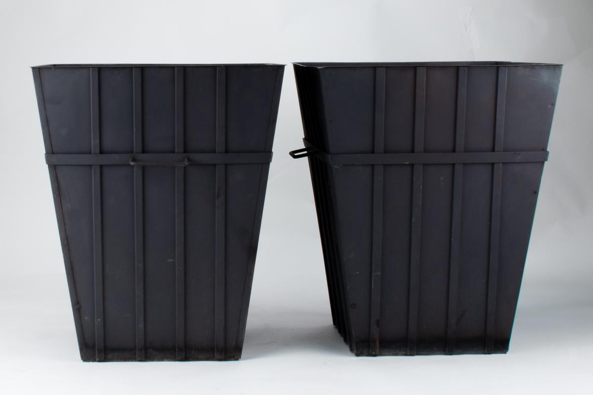 Métal Jardinière sculpturale contemporaine en métal Jardinère par AM Contemporary, 21e siècle en vente