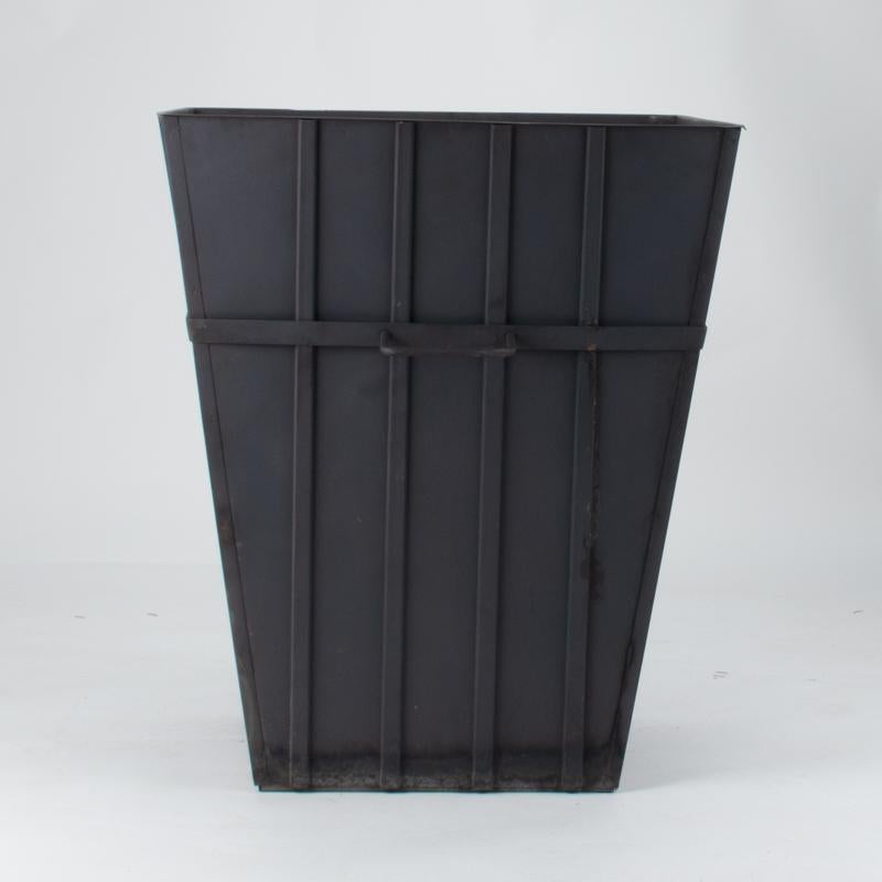Jardinière sculpturale contemporaine en métal Jardinère par AM Contemporary, 21e siècle en vente 1