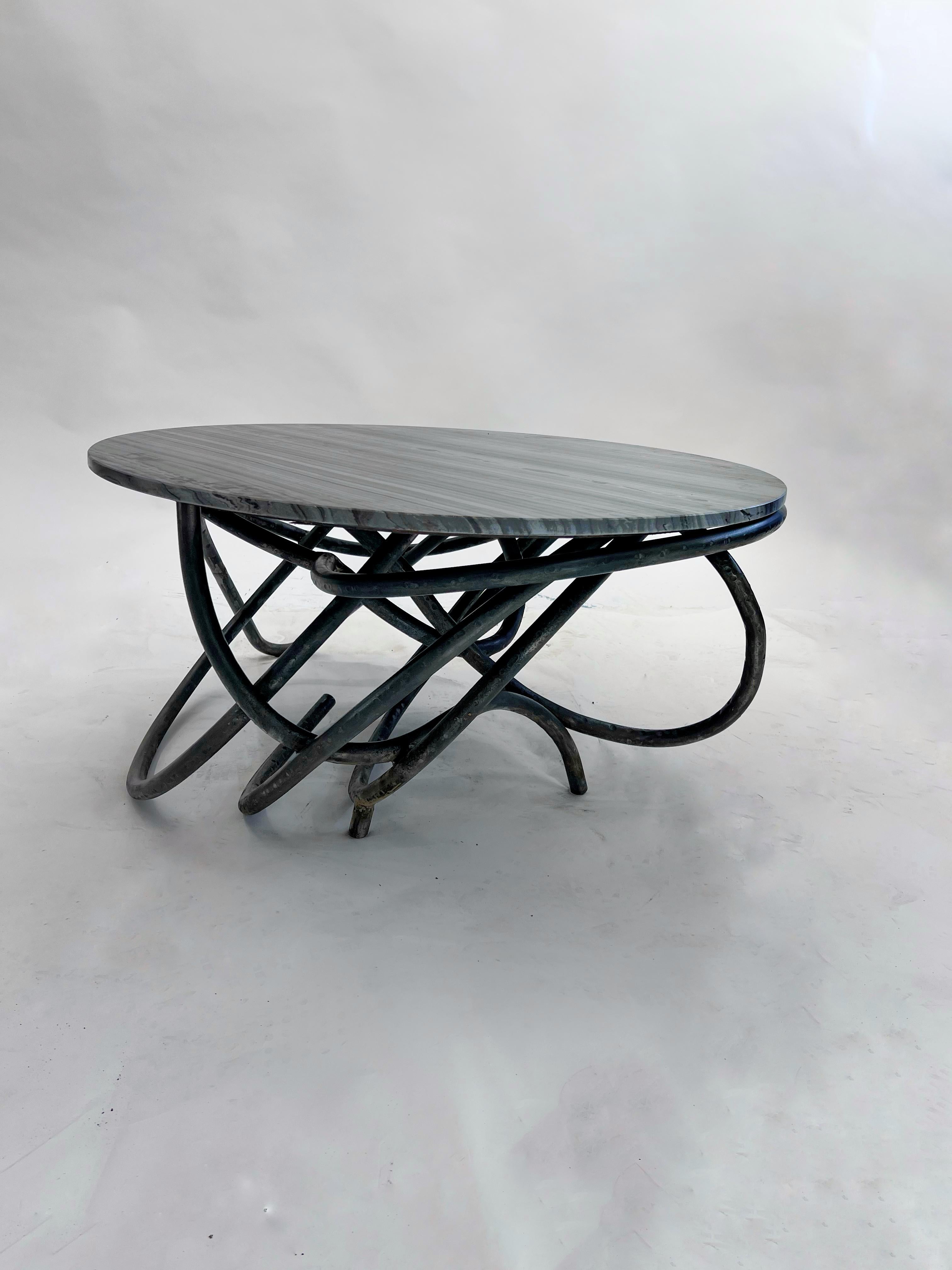 Mesa de centro minimalista escultórica contemporánea de mármol y acero en venta 1