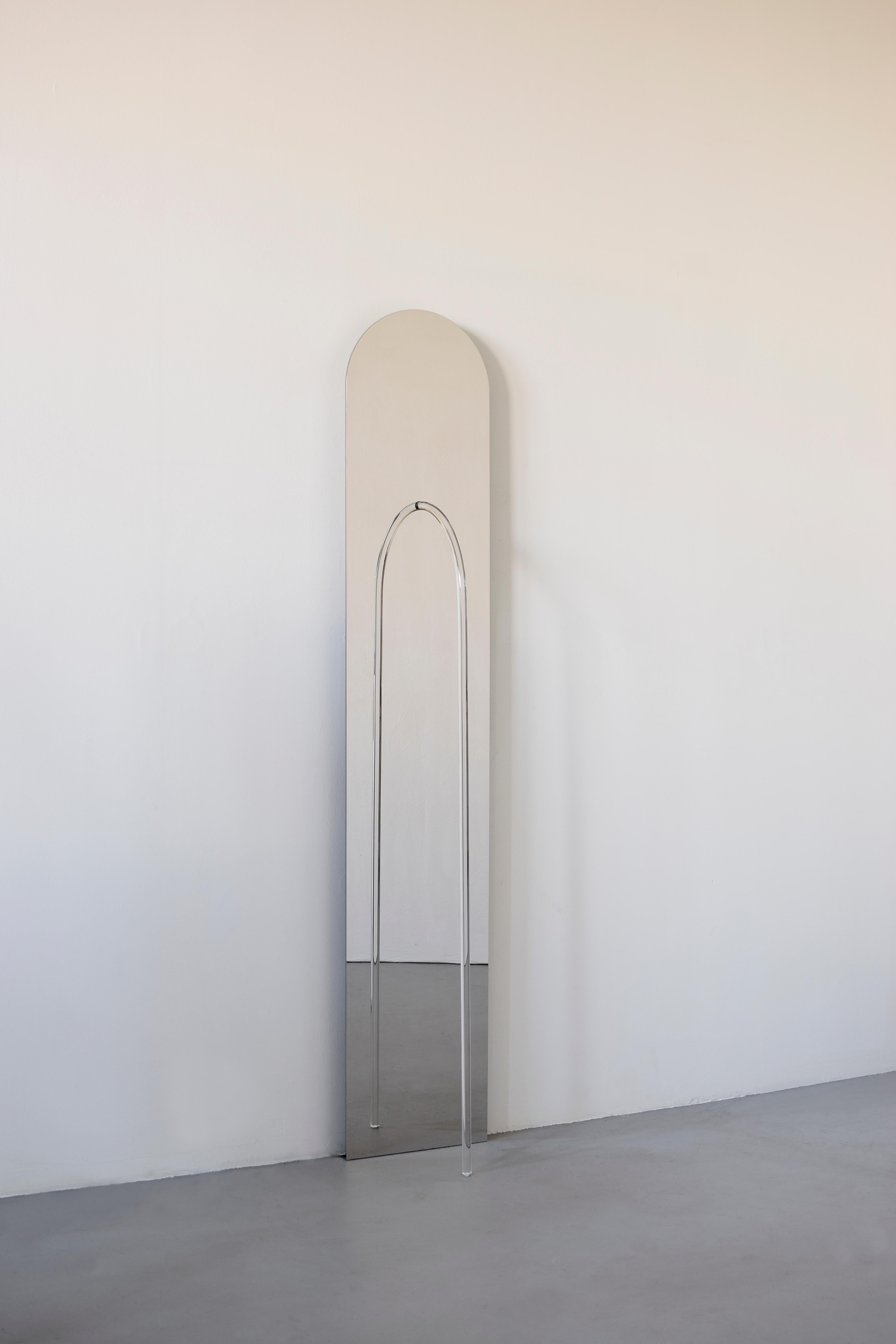 Elusive 05
A beautiful piece exploring the line between visible and invisible: half mirror, half floor lamp, half sculpture.
By Maximilian Michaelis.

Polished stainless steel, acrylic glass, Led
Measure: 190 x 36 x 26 cm.