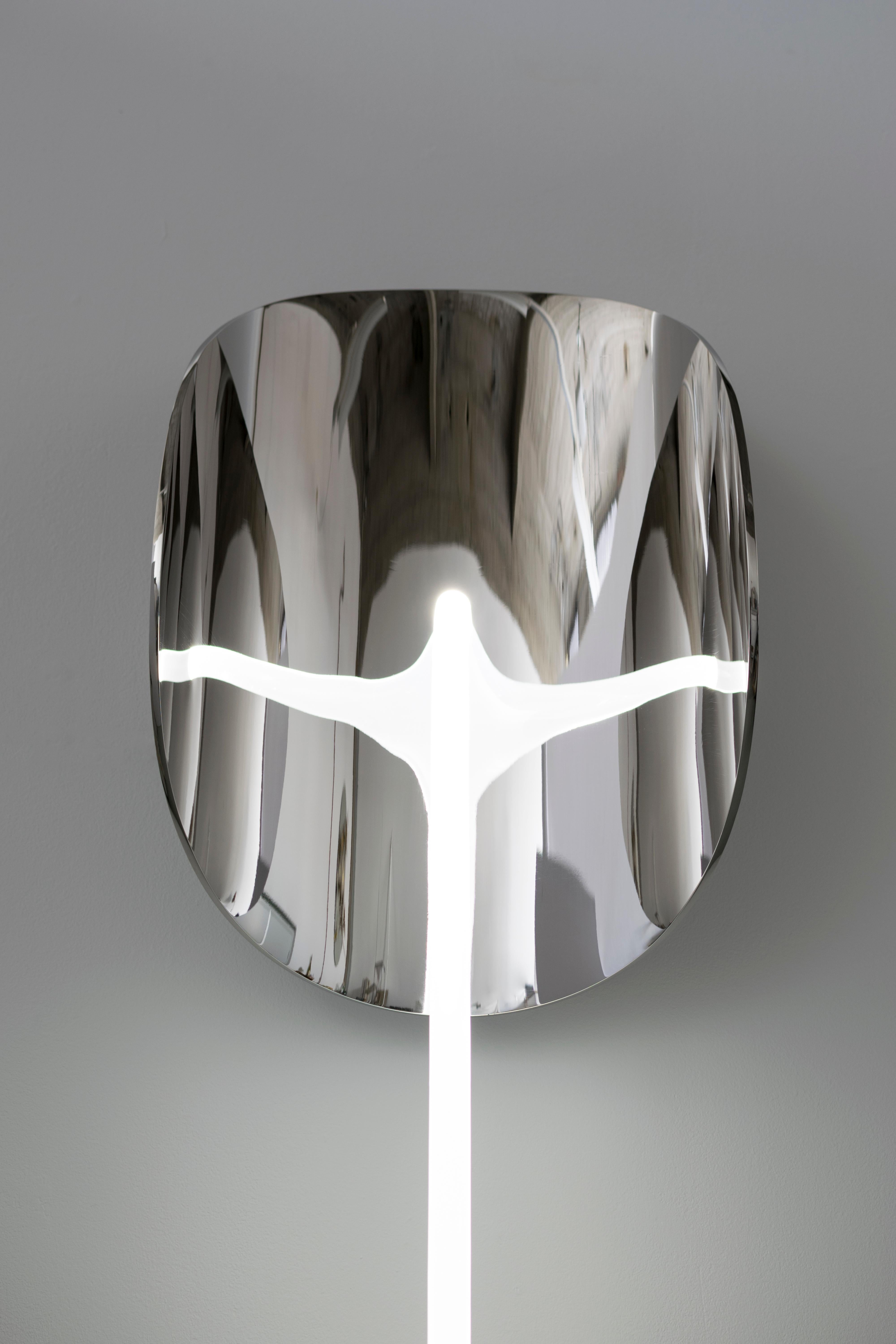 Elusive 08
A beautiful piece exploring the line between visible and invisible: half mirror, half floor lamp, half sculpture.
By Maximilian Michaelis.

Polished stainless steel, acrylic glass, Led
Measure: 190 x 36 x 30 cm.